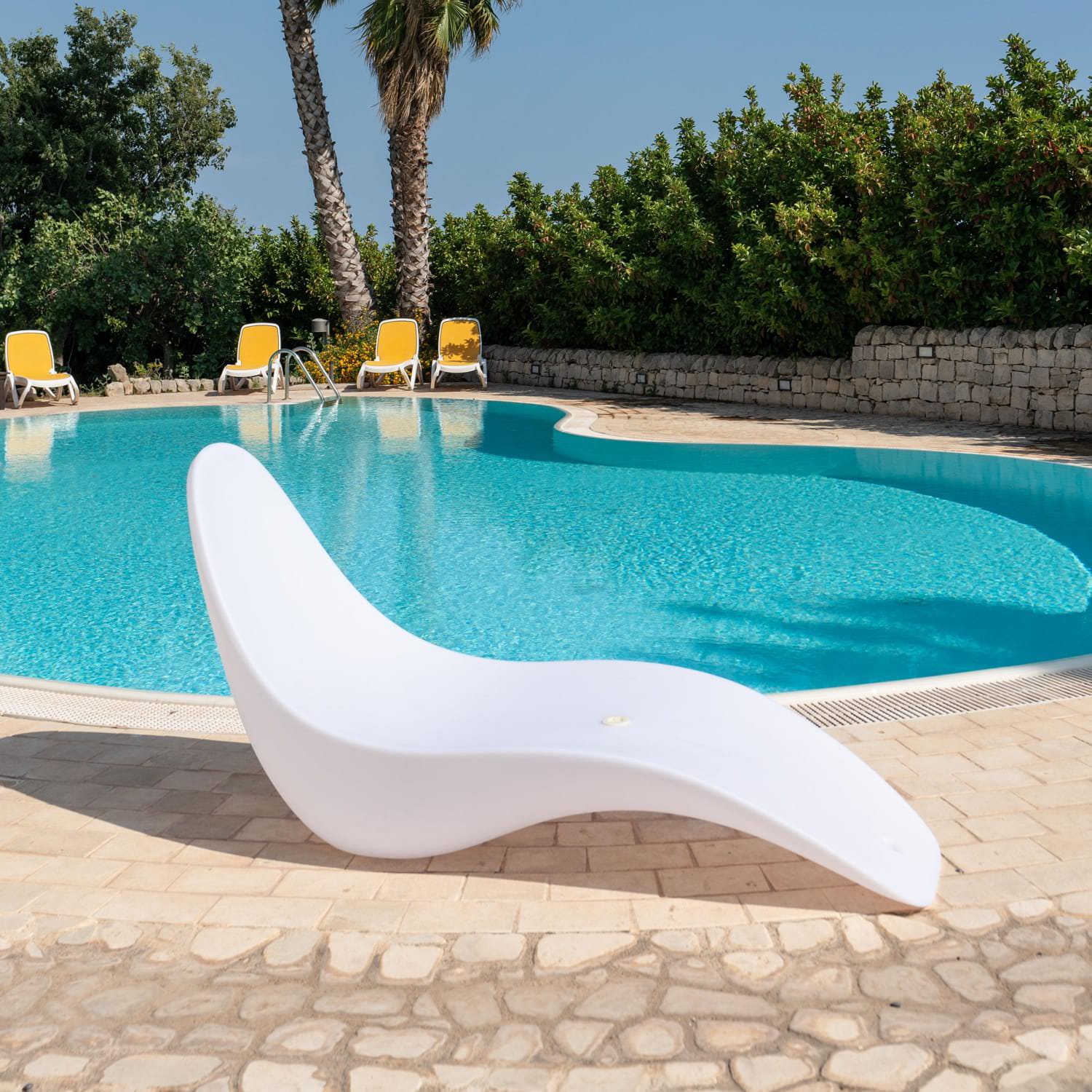 Chaise Longue Sirio Bianca Design Moderno Materiali Di Alta Qualita Resistente Ai Raggi Uv e Alle Temperature Estreme Perfetta Per Interni Ed Esterni Offre Comfort e Durata Acquista Ora Con Spedizione Gratuita e Garanzia Postvendita