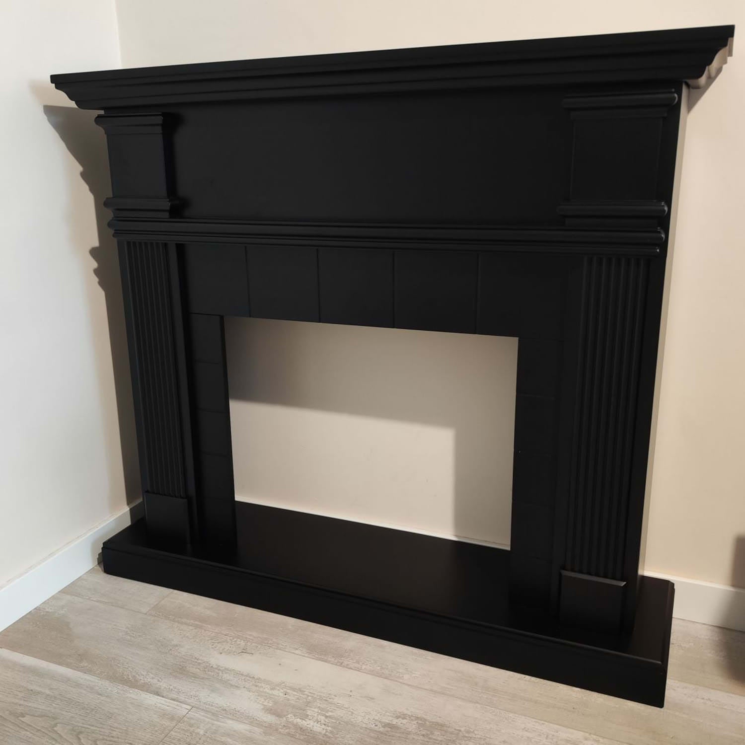 Scopri La Cornice In Legno Mdf Nero Profondo Per Caminetti Caldera Design Classico Materiali Di Alta Qualita Dimensioni 1022x114x282 Cm Perfetta Per Inserto Elettrico Caminettovulcano o Bruciatore Esistente Acquista Ora Per Un Ambiente Elegante e