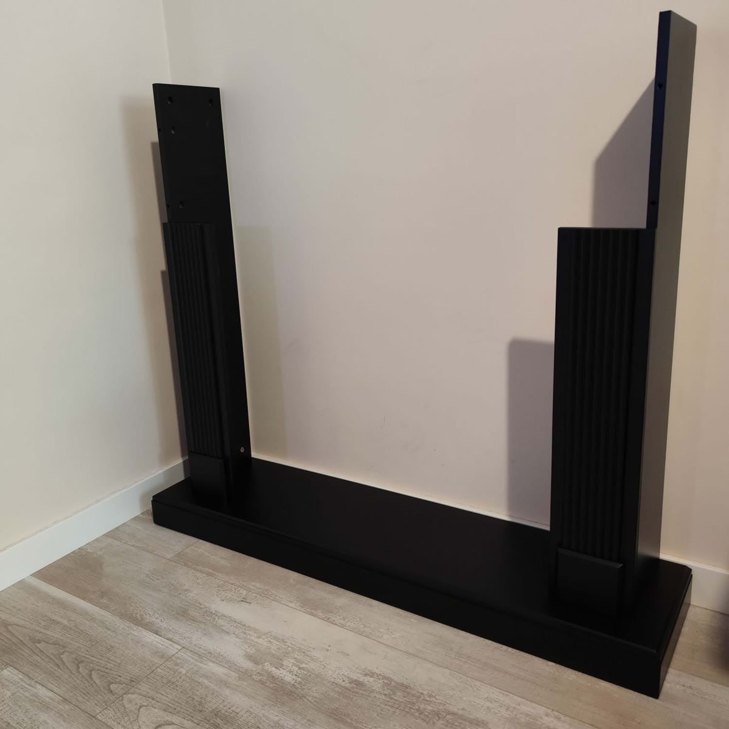 Scopri La Cornice In Legno Mdf Nero Profondo Per Caminetti Caldera Design Classico Materiali Di Alta Qualita Dimensioni 1022x114x282 Cm Perfetta Per Inserto Elettrico Caminettovulcano o Bruciatore Esistente Acquista Ora Per Un Ambiente Elegante e