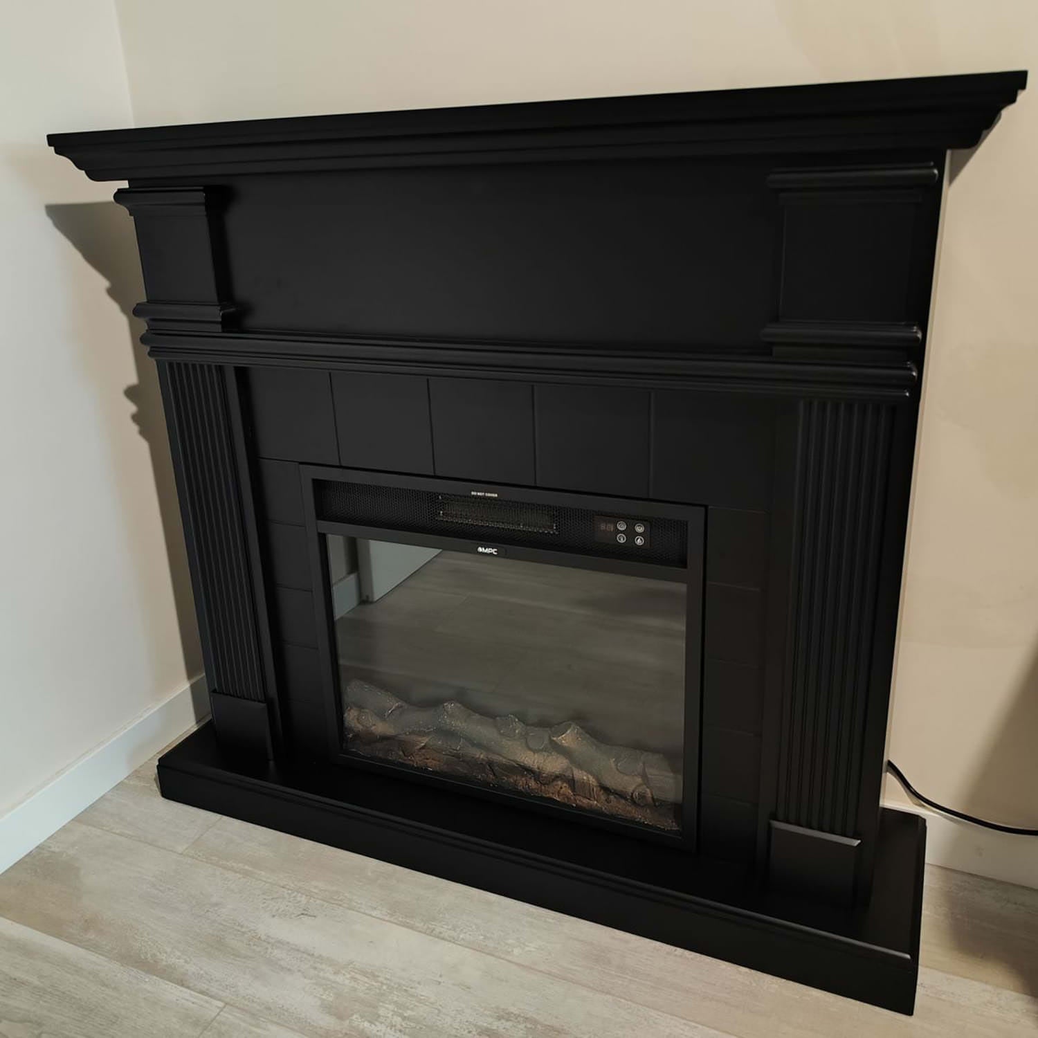Scopri La Cornice In Legno Mdf Nero Profondo Per Caminetti Caldera Design Classico Materiali Di Alta Qualita Dimensioni 1022x114x282 Cm Perfetta Per Inserto Elettrico Caminettovulcano o Bruciatore Esistente Acquista Ora Per Un Ambiente Elegante e