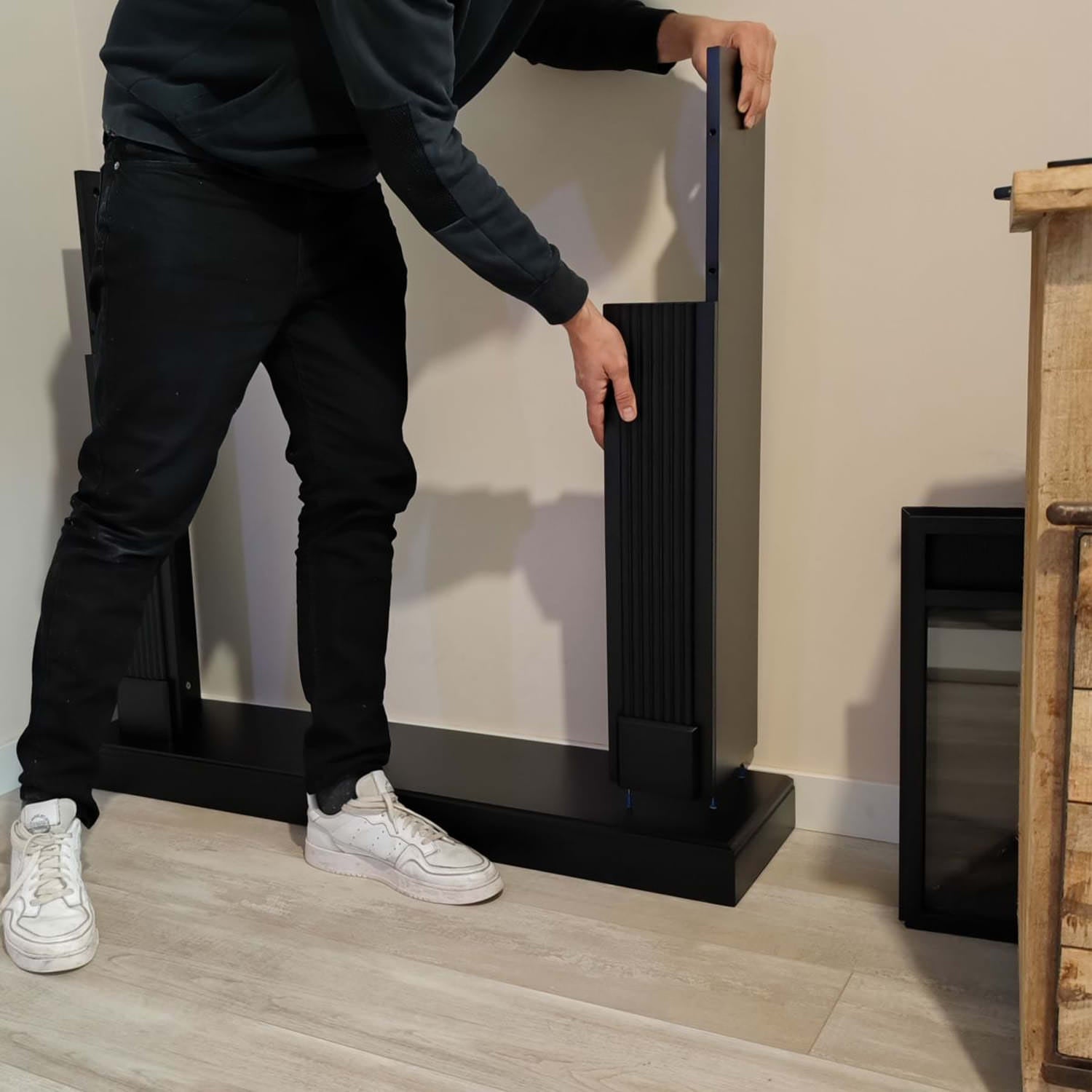 Scopri La Cornice In Legno Mdf Nero Profondo Per Caminetti Caldera Design Classico Materiali Di Alta Qualita Dimensioni 1022x114x282 Cm Perfetta Per Inserto Elettrico Caminettovulcano o Bruciatore Esistente Acquista Ora Per Un Ambiente Elegante e