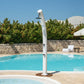 Doccia Solare Ecologica In Alluminio Bianca Sined Dafne Con Soffione Rotondo Da 20 Cm Miscelatore e Rubinetto Lavapiedi Struttura Curva In Alluminio Per Esterni Serbatoio Da 35 Litri Altezza 226 Cm Ideale Per Bordo Piscina Giardino Beb Hotel Cam