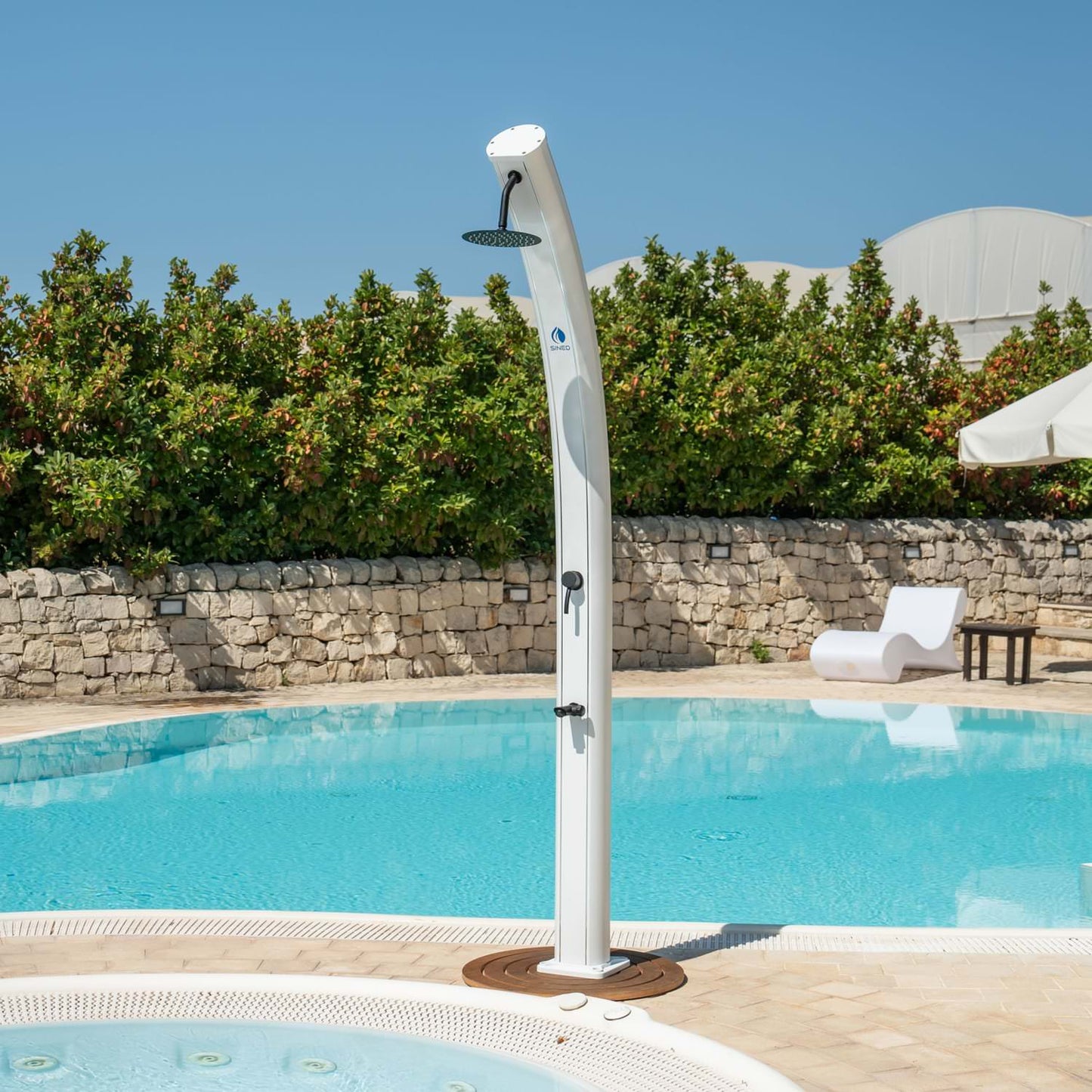 Doccia Solare Ecologica In Alluminio Bianca Sined Dafne Con Soffione Rotondo Da 20 Cm Miscelatore e Rubinetto Lavapiedi Struttura Curva In Alluminio Per Esterni Serbatoio Da 35 Litri Altezza 226 Cm Ideale Per Bordo Piscina Giardino Beb Hotel Cam