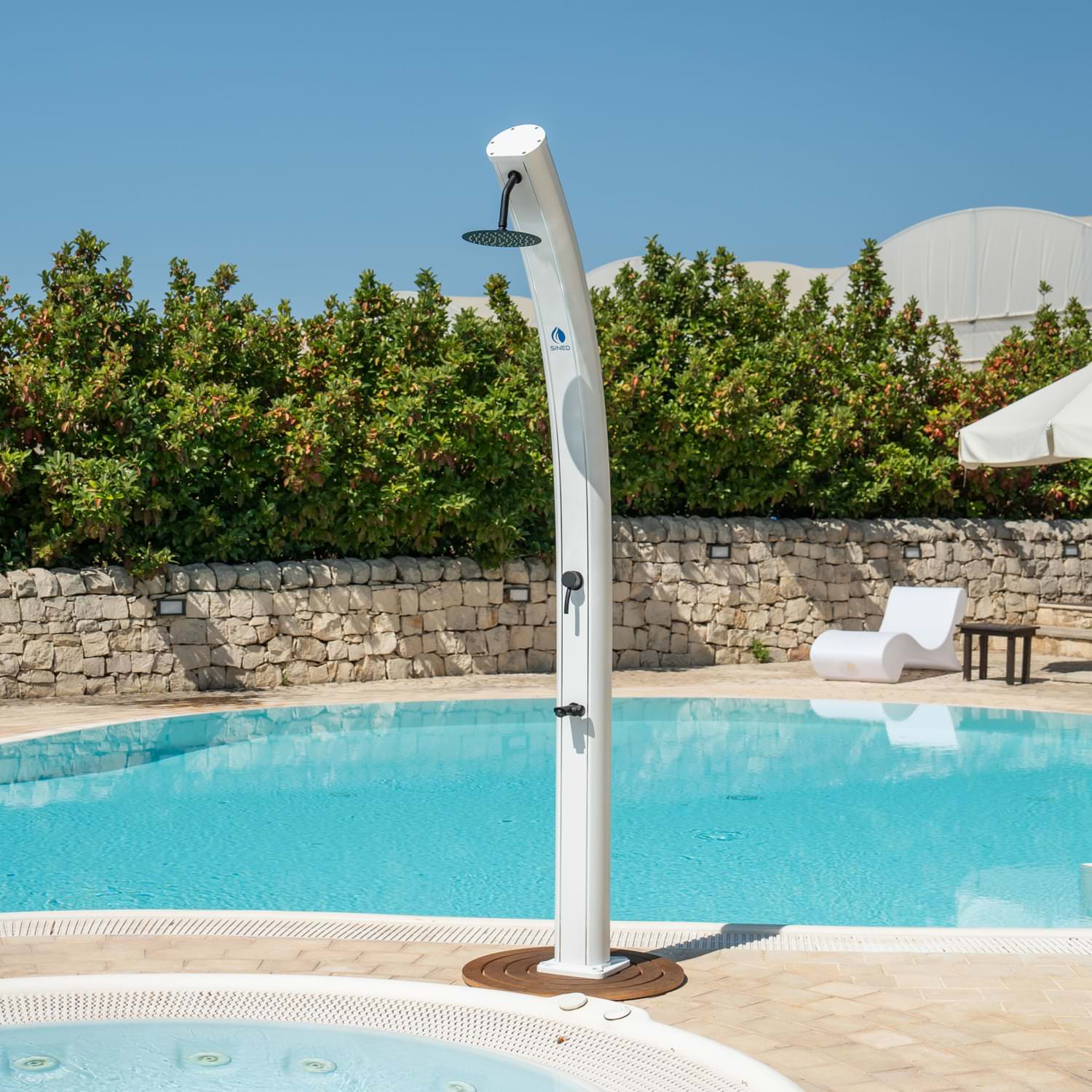 Doccia Solare Ecologica In Alluminio Bianca Sined Dafne Con Soffione Rotondo Da 20 Cm Miscelatore e Rubinetto Lavapiedi Struttura Curva In Alluminio Per Esterni Serbatoio Da 35 Litri Altezza 226 Cm Ideale Per Bordo Piscina Giardino Beb Hotel Cam