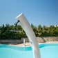 Doccia Solare Ecologica In Alluminio Bianca Sined Dafne Con Soffione Rotondo Da 20 Cm Miscelatore e Rubinetto Lavapiedi Struttura Curva In Alluminio Per Esterni Serbatoio Da 35 Litri Altezza 226 Cm Ideale Per Bordo Piscina Giardino Beb Hotel Cam