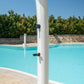 Doccia Solare Ecologica In Alluminio Bianca Sined Dafne Con Soffione Rotondo Da 20 Cm Miscelatore e Rubinetto Lavapiedi Struttura Curva In Alluminio Per Esterni Serbatoio Da 35 Litri Altezza 226 Cm Ideale Per Bordo Piscina Giardino Beb Hotel Cam