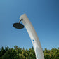 Doccia Solare Ecologica In Alluminio Bianca Sined Dafne Con Soffione Rotondo Da 20 Cm Miscelatore e Rubinetto Lavapiedi Struttura Curva In Alluminio Per Esterni Serbatoio Da 35 Litri Altezza 226 Cm Ideale Per Bordo Piscina Giardino Beb Hotel Cam