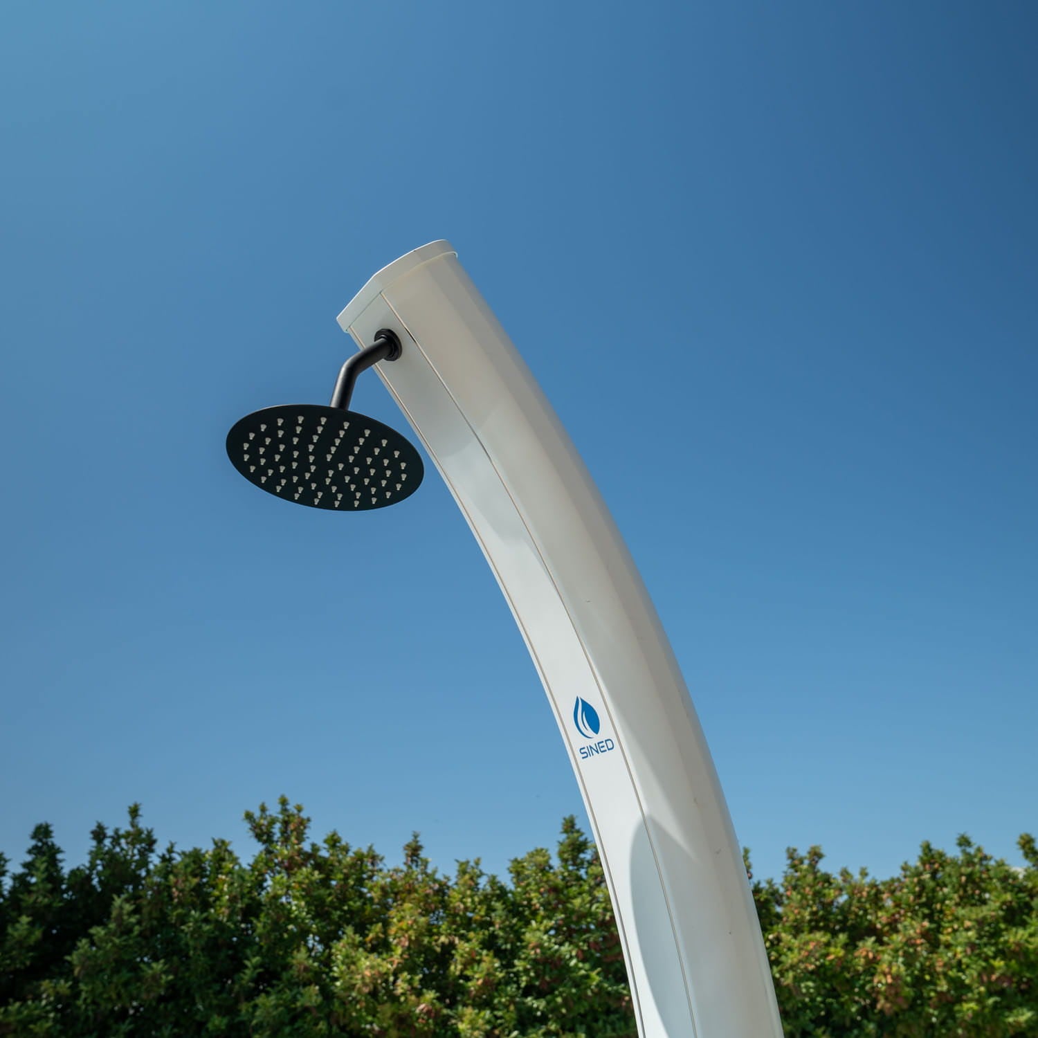 Doccia Solare Ecologica In Alluminio Bianca Sined Dafne Con Soffione Rotondo Da 20 Cm Miscelatore e Rubinetto Lavapiedi Struttura Curva In Alluminio Per Esterni Serbatoio Da 35 Litri Altezza 226 Cm Ideale Per Bordo Piscina Giardino Beb Hotel Cam