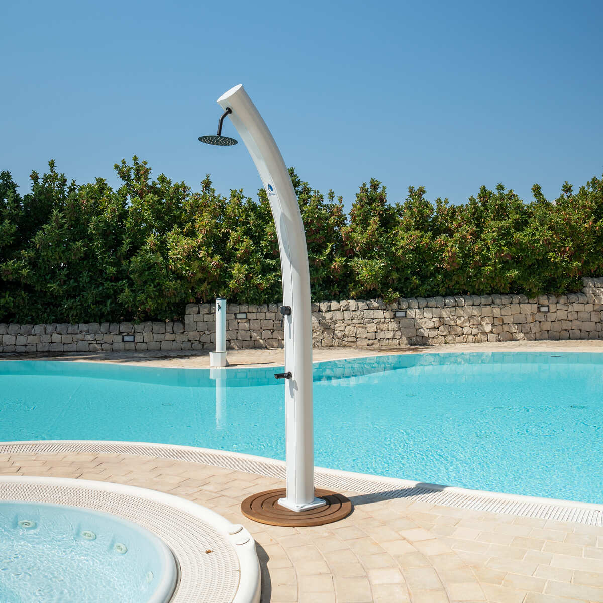 Doccia Solare Ecologica In Alluminio Bianca Sined Dafne Con Soffione Rotondo Da 20 Cm Miscelatore e Rubinetto Lavapiedi Struttura Curva In Alluminio Per Esterni Serbatoio Da 35 Litri Altezza 226 Cm Ideale Per Bordo Piscina Giardino Beb Hotel Cam