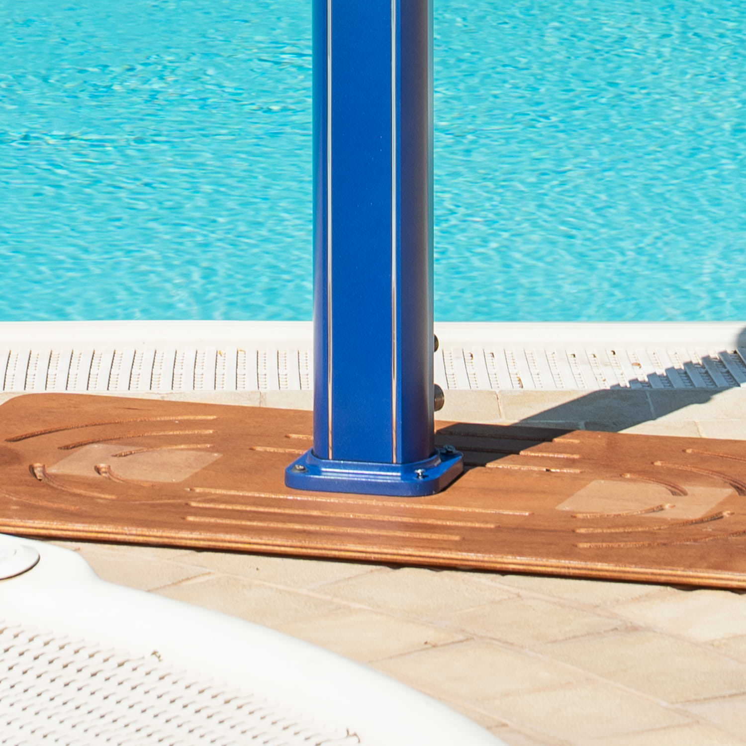 Doccia Solare Ecologica In Alluminio Blu Con Soffione Da 20 Cm Miscelatore Rubinetto Lavapiedi e Struttura Curva Per Esterni Serbatoio Da 35 Litri Altezza 226 Cm Ideale Per Piscine Giardini Hotel e Campeggi Acquista Ora Per Un Investimento Sicuro