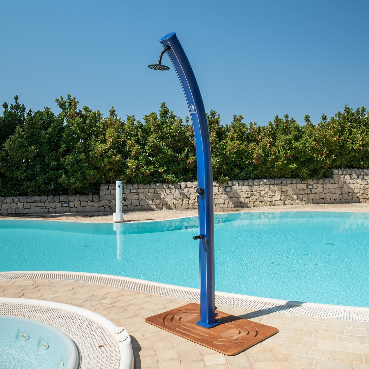 Doccia Solare Ecologica In Alluminio Blu Con Soffione Da 20 Cm Miscelatore Rubinetto Lavapiedi e Struttura Curva Per Esterni Serbatoio Da 35 Litri Altezza 226 Cm Ideale Per Piscine Giardini Hotel e Campeggi Acquista Ora Per Un Investimento Sicuro