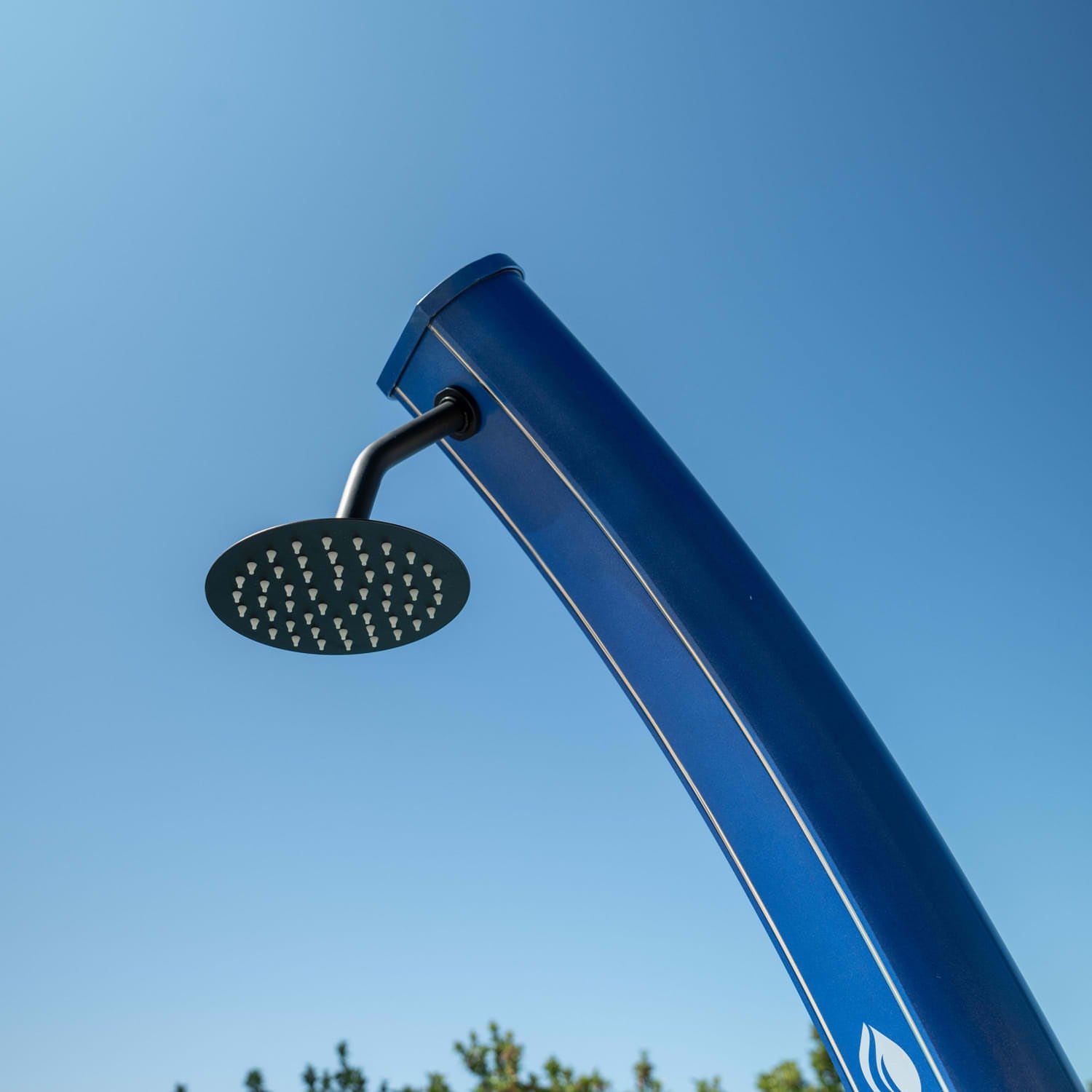Doccia Solare Blu In Alluminio Da 25 Litri Con Soffione Rotondo Da 15 Cm Miscelatore e Rubinetto Lavapiedi Struttura Curva In Alluminio Per Esterno Altezza 226 Cm Ideale Per Bordo Piscina Giardino Beb Hotel e Campeggi Realizzata Con Materiali Di