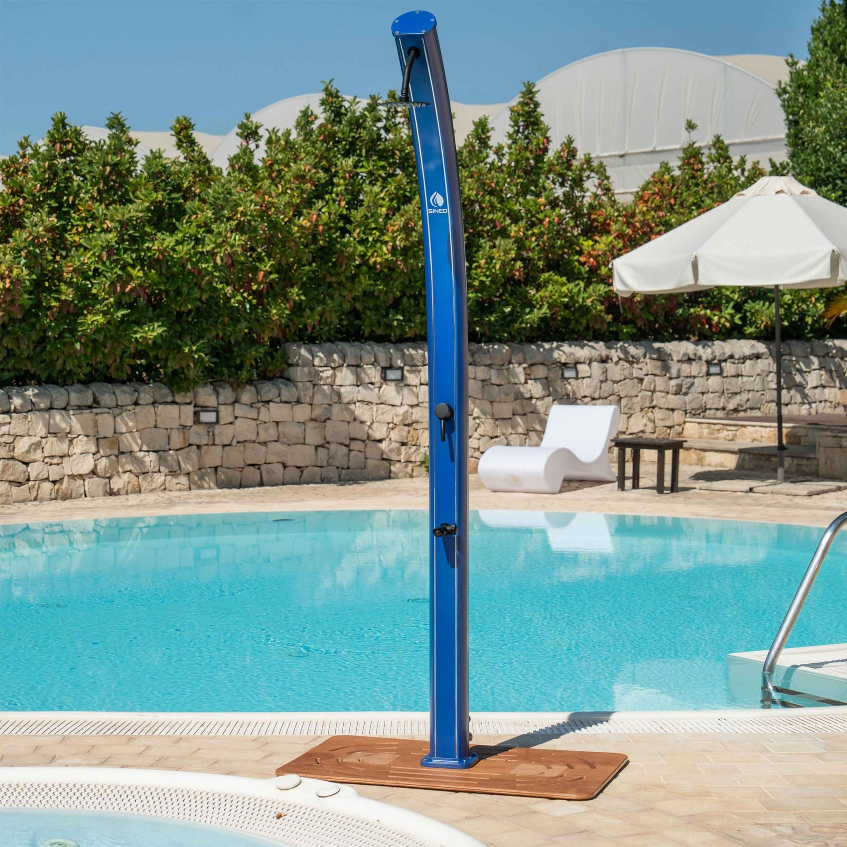 Doccia Solare Blu In Alluminio Da 25 Litri Con Soffione Rotondo Da 15 Cm Miscelatore e Rubinetto Lavapiedi Struttura Curva In Alluminio Per Esterno Altezza 226 Cm Ideale Per Bordo Piscina Giardino Beb Hotel e Campeggi Realizzata Con Materiali Di