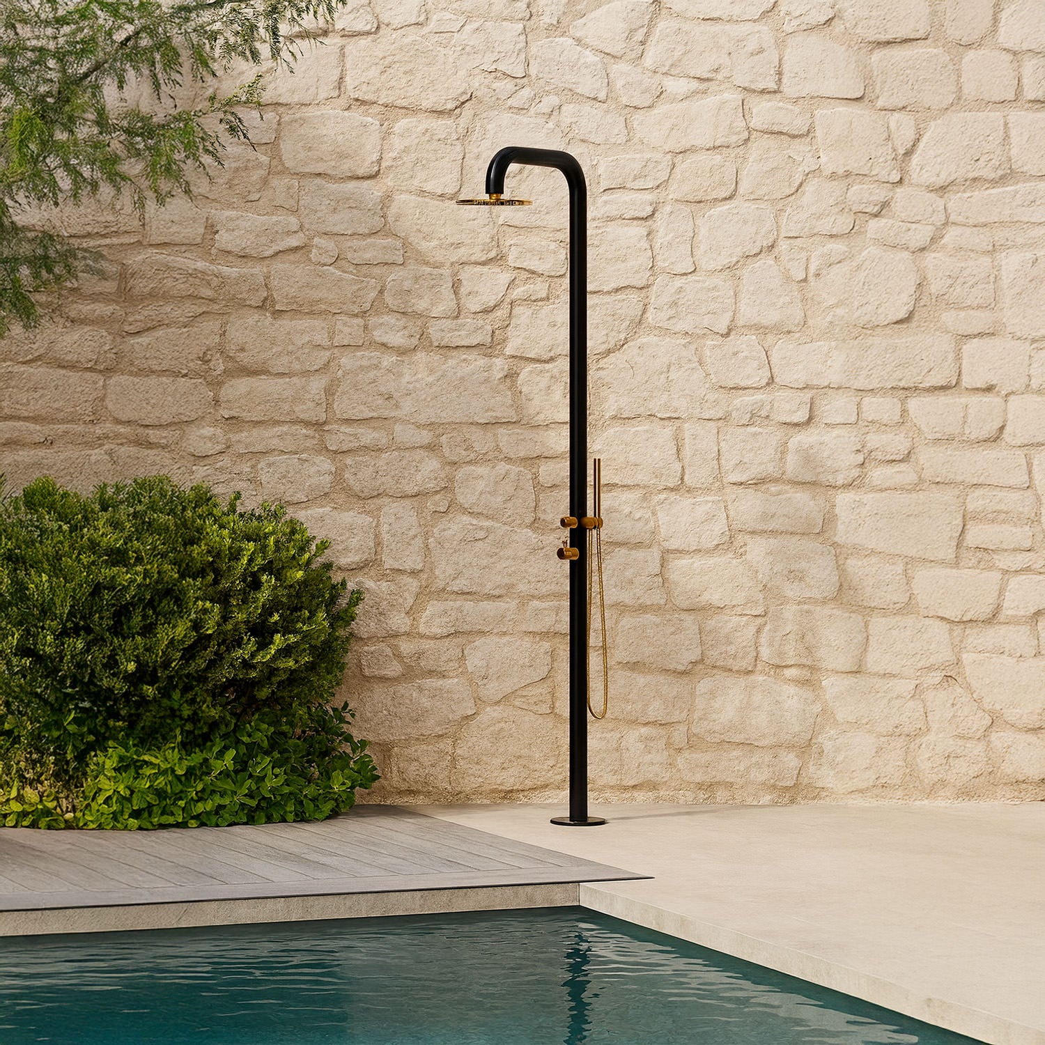 doccia nera in acciaio inox per esterni con miscelatore