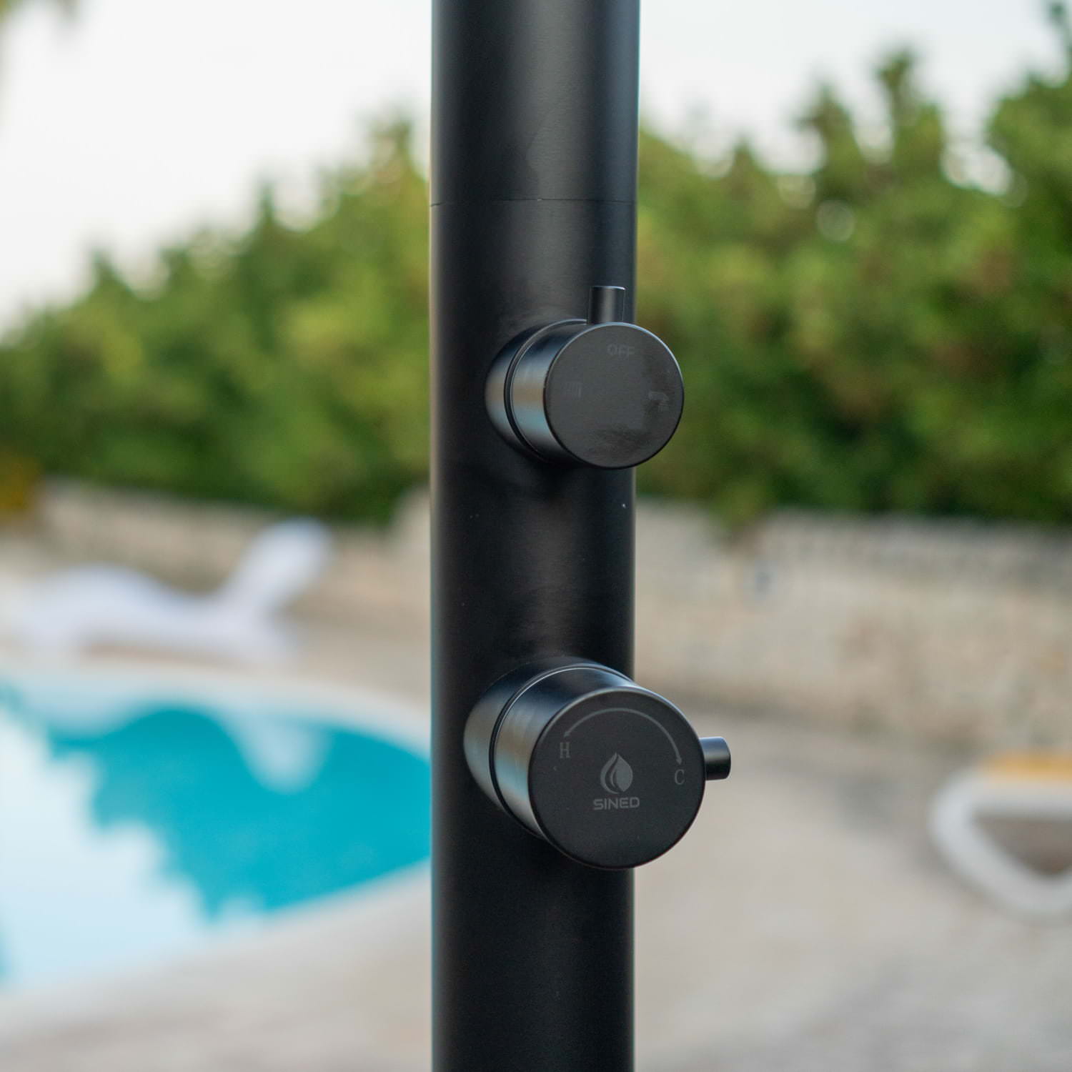 Doccia Esterna Nera Sined In Acciaio Inox 316l Design Elegante e Resistente Con Miscelatore Acqua Calda e Fredda Soffione Da 60 Mm Deviatore e Lavapiedi Integrato Ideale Per Ambienti Privati e Professionali Acquisto Sicuro Consegna Veloce Garanzi