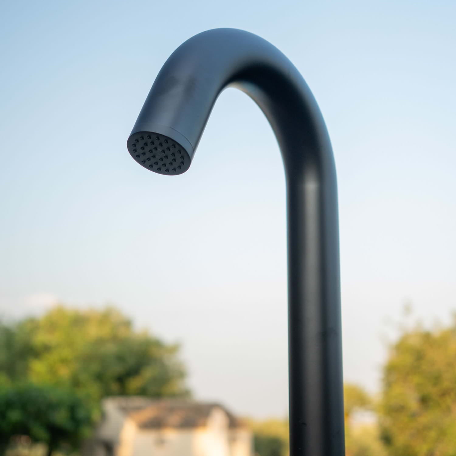 Doccia Esterna Nera Sined In Acciaio Inox 316l Design Elegante e Resistente Con Miscelatore Acqua Calda e Fredda Soffione Da 60 Mm Deviatore e Lavapiedi Integrato Ideale Per Ambienti Privati e Professionali Acquisto Sicuro Consegna Veloce Garanzi