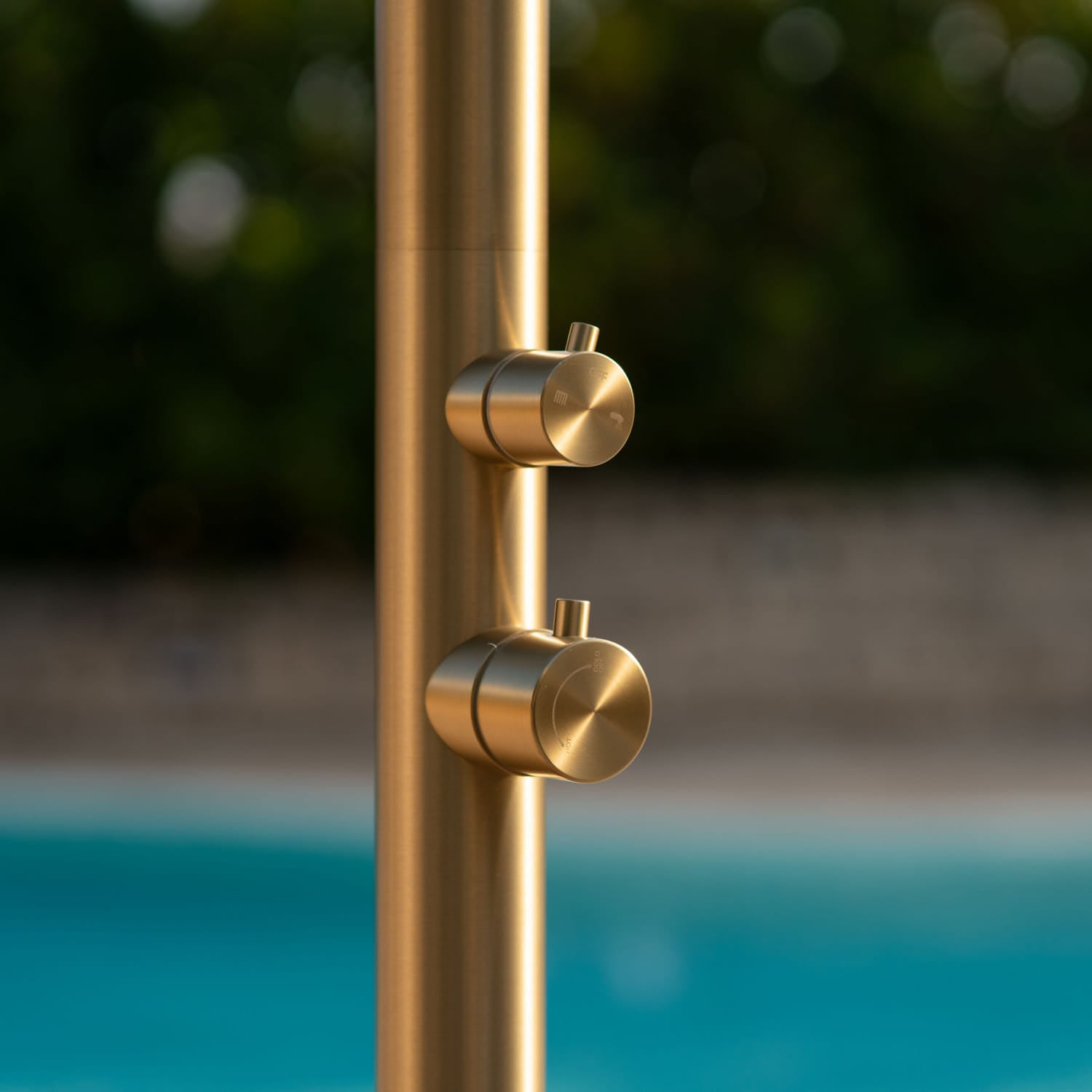 Sined Quartu Doccia Per Esterni In Acciaio 316l Con Soffione e Lavapiedi h 2289 Cm Inox Oro Con Soffione Deviatore e Lavapiedi