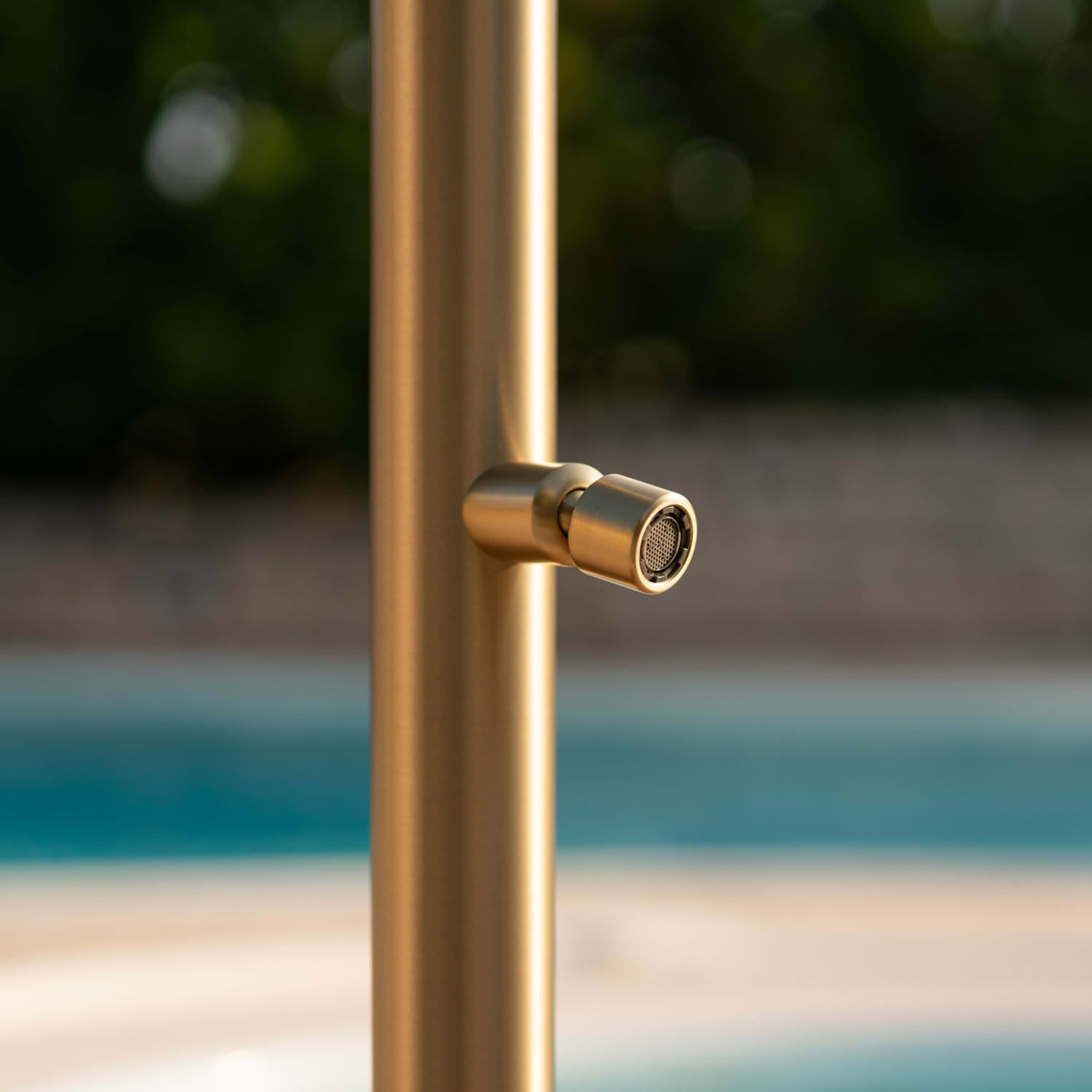 Sined Quartu Doccia Per Esterni In Acciaio 316l Con Soffione e Lavapiedi h 2289 Cm Inox Oro Con Soffione Deviatore e Lavapiedi