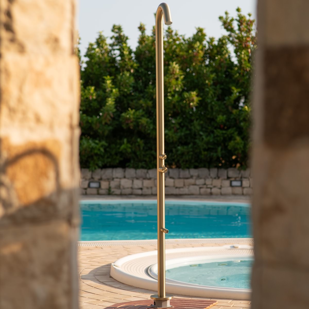 Sined Quartu Doccia Per Esterni In Acciaio 316l Con Soffione e Lavapiedi h 2289 Cm Inox Oro Con Soffione Deviatore e Lavapiedi