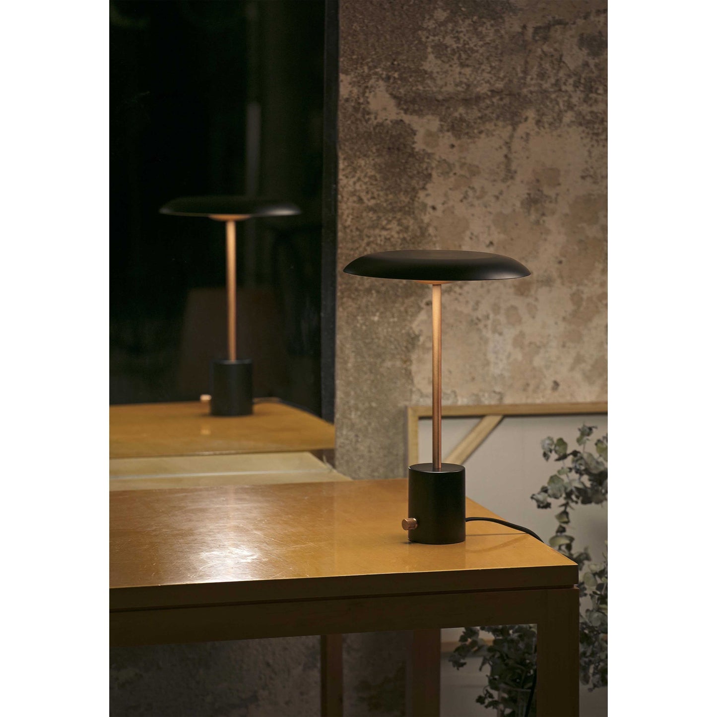 Lampada Da Tavolo In Metallo Colore Nero e Oro Mpc 28388
