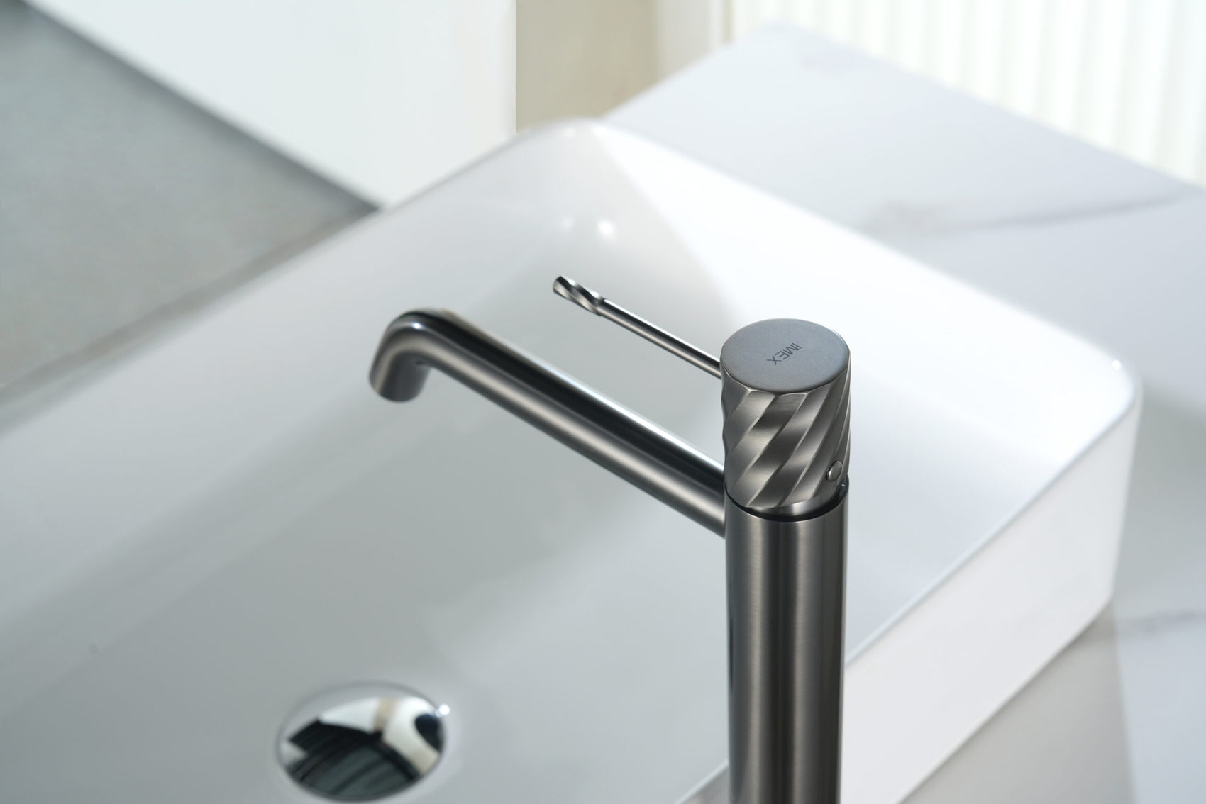 Mezclador de lavabo Imex high PVD color cañón de fusil, elegante y resistente