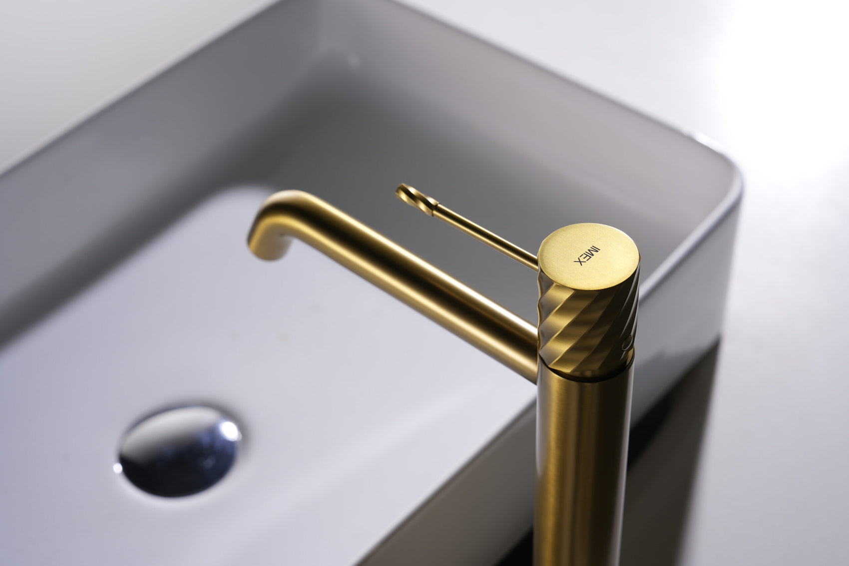 Imex BDB063 mezclador de lavabo alto oro cepillado elegante y duradero