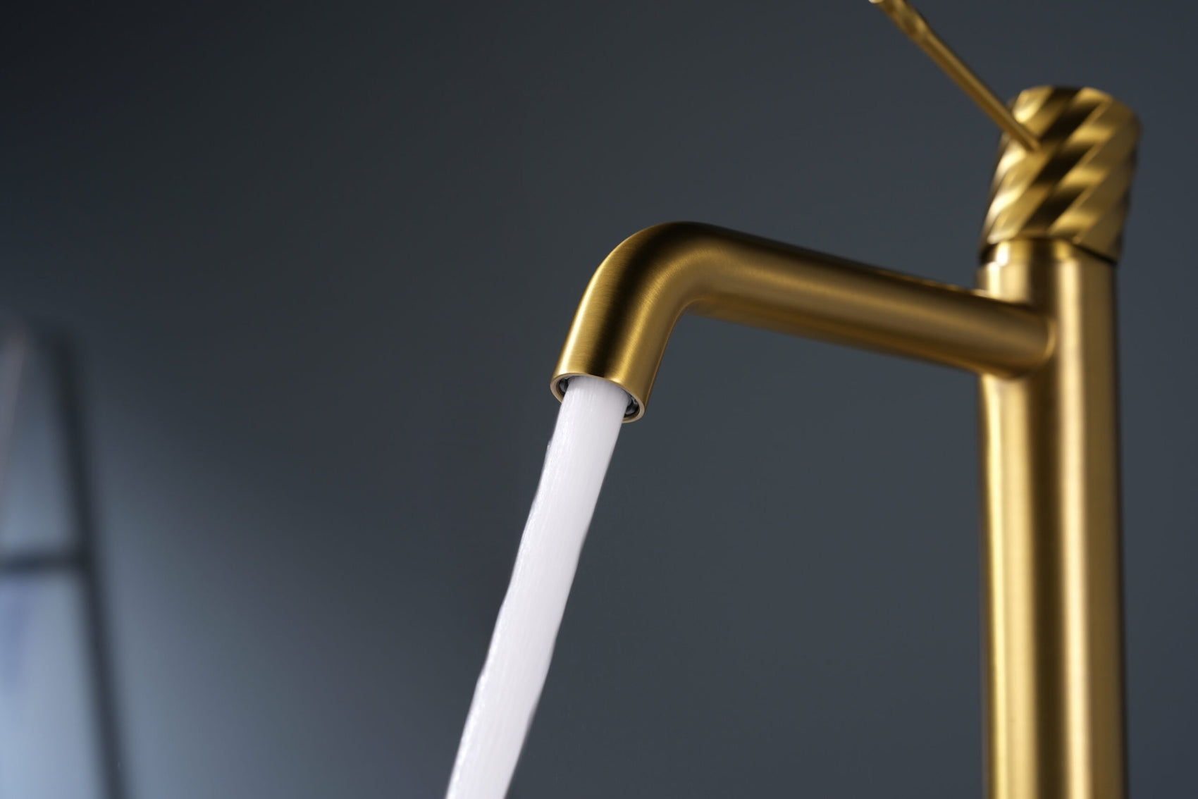 Imex BDB063 3OC grifo de lavabo alto en oro cepillado, elegante y duradero