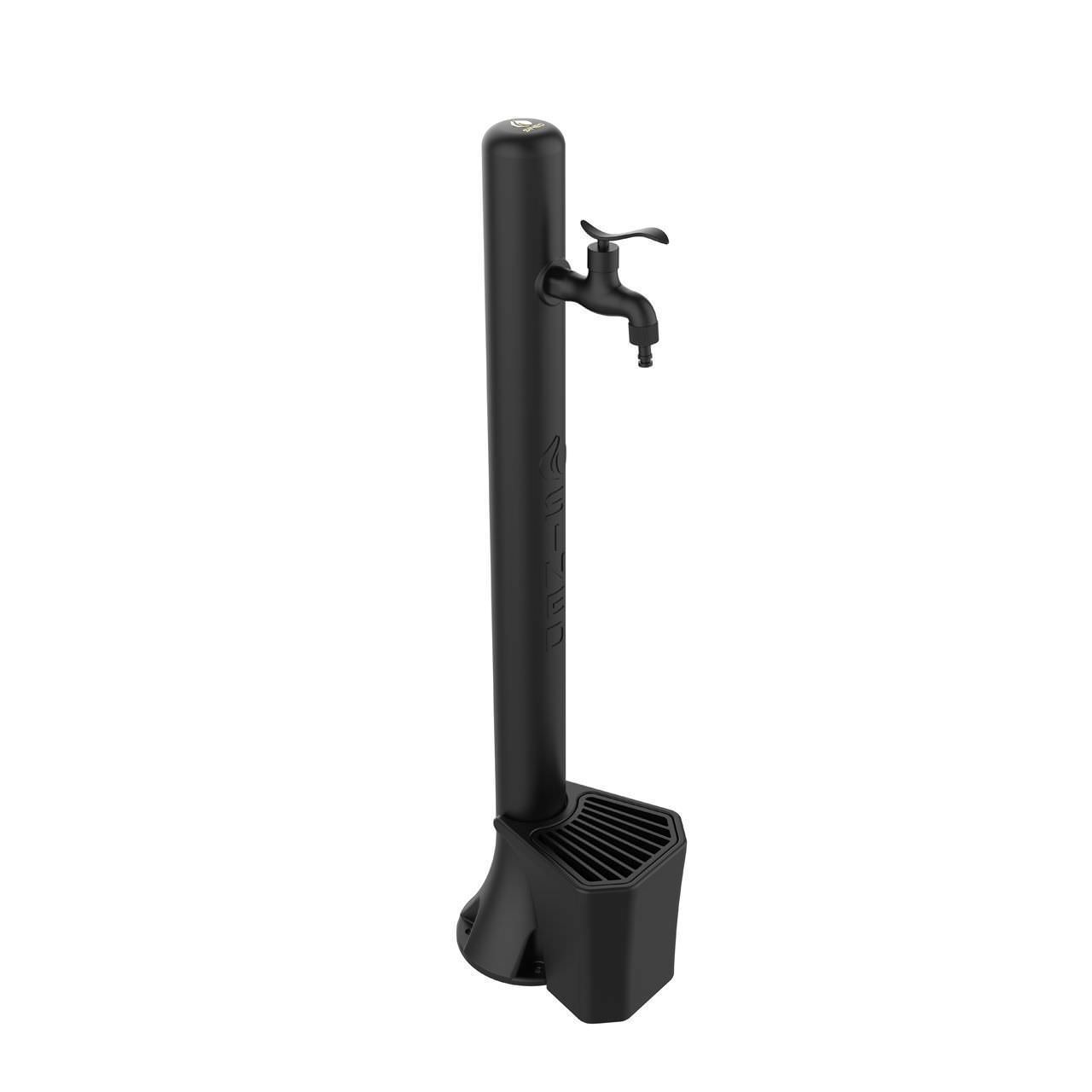 Scopri la fontana nera con secchiello da 5 litri realizzata in polietilene ad alta resistenza ideale per giardini e spazi esterni Il design elegante e la durabilita dei materiali la rendono la scelta perfetta per chi cerca un prodotto funzionale e mod