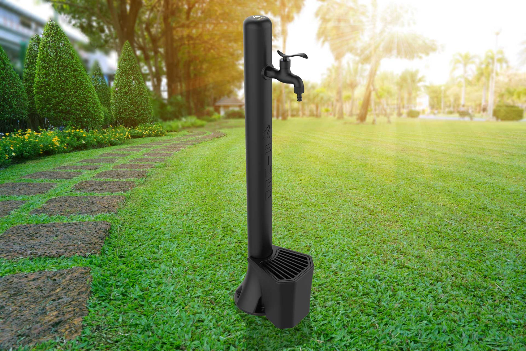 Scopri la fontana nera con secchiello da 5 litri realizzata in polietilene ad alta resistenza ideale per giardini e spazi esterni Il design elegante e la durabilita dei materiali la rendono la scelta perfetta per chi cerca un prodotto funzionale e mod