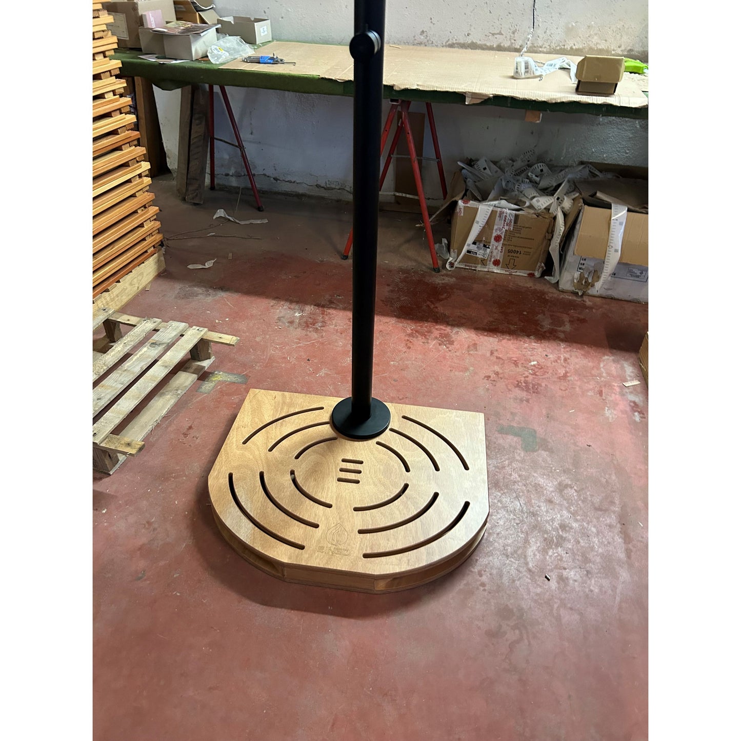Pedana in legno Okume per doccia SINED: eleganza e resistenza