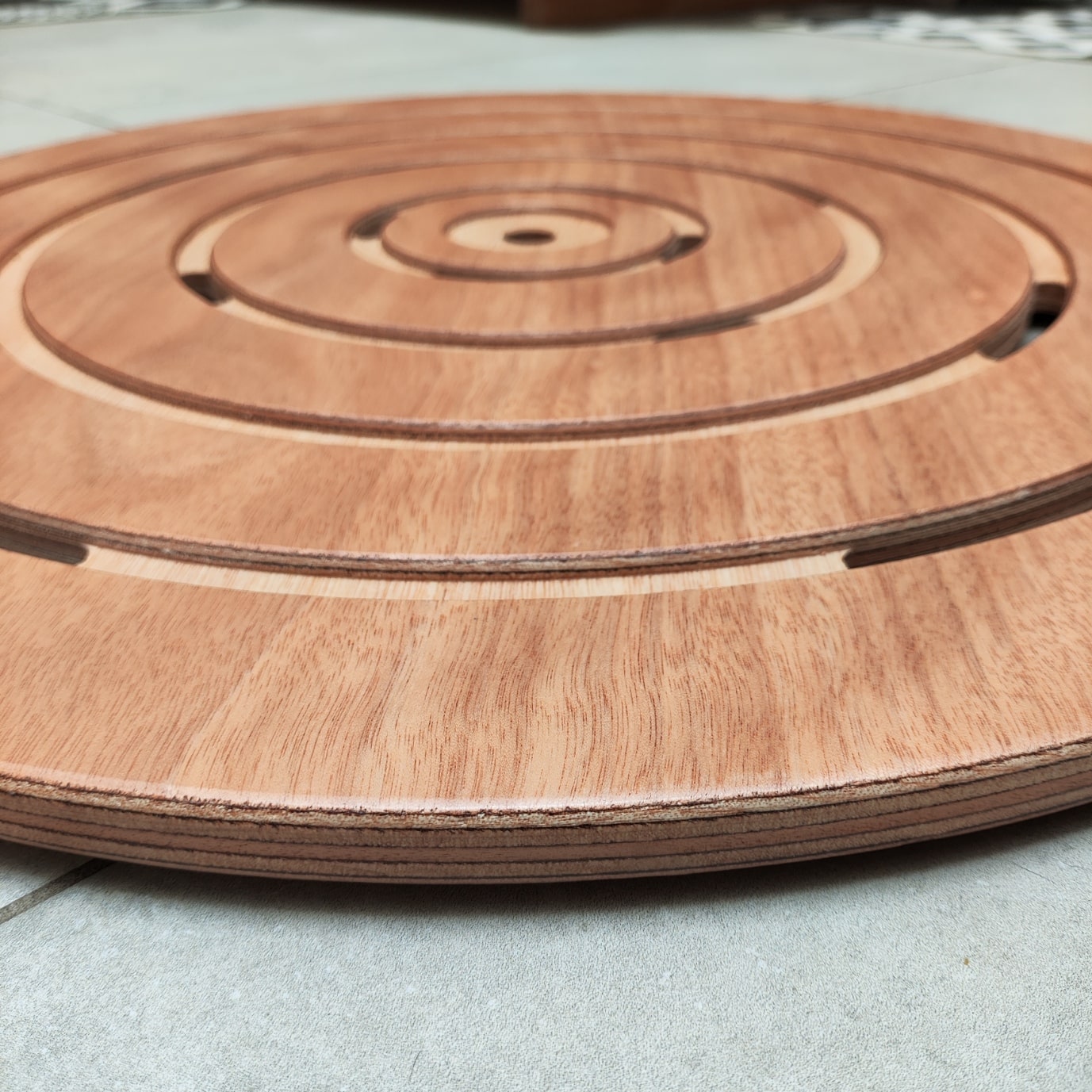 Piatto doccia rotondo in legno Okumé per esterno, diametro 59 cm, resistente e di alta qualità. Acquista ora per un design elegante e duraturo.