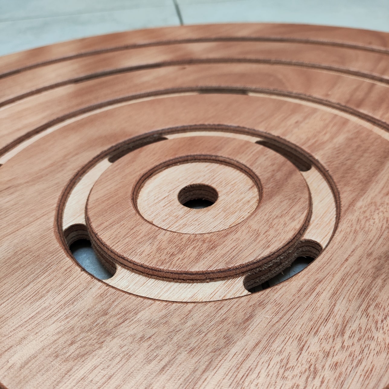 Piatto doccia rotondo in legno Okumé per esterno, diametro 59 cm, resistente e di alta qualità. Acquista ora per un design elegante e duraturo.