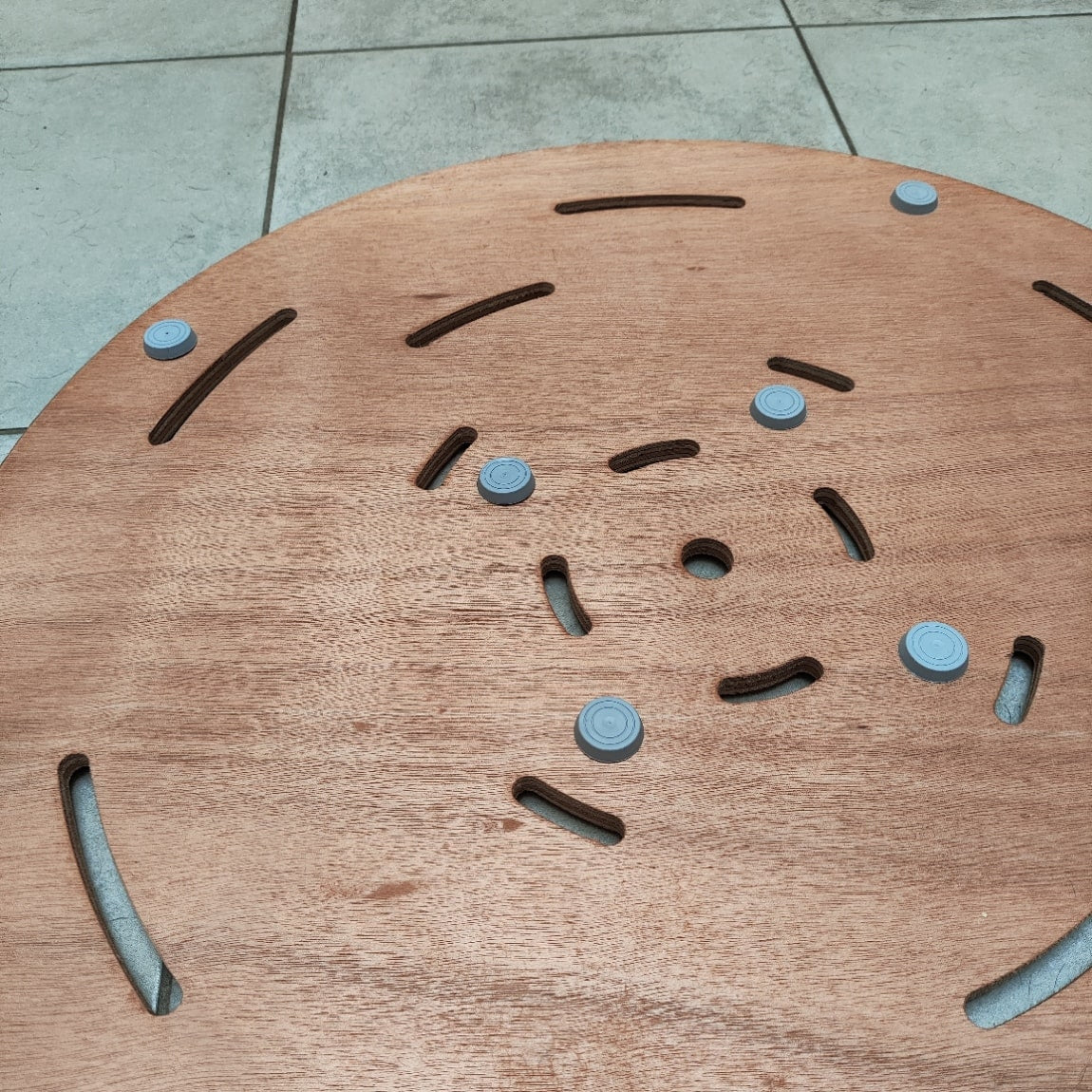 Piatto doccia rotondo in legno Okumé per esterno, diametro 59 cm, resistente e di alta qualità. Acquista ora per un design elegante e duraturo.