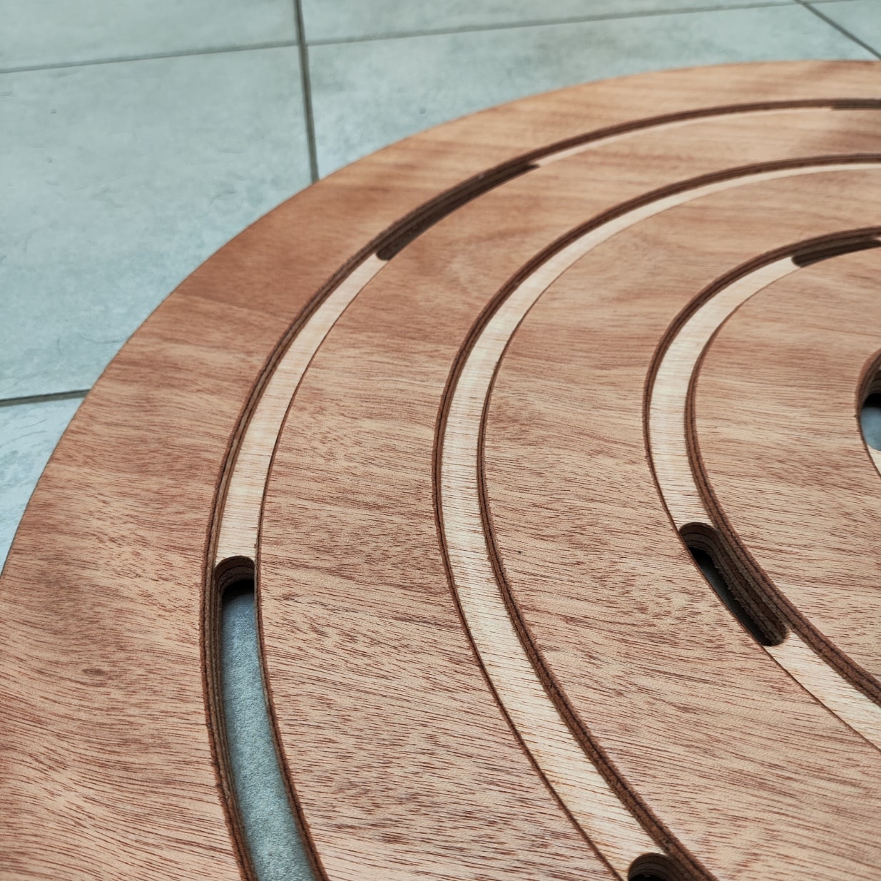 Piatto doccia rotondo in legno Okumé per esterno, diametro 59 cm, resistente e di alta qualità. Acquista ora per un design elegante e duraturo.