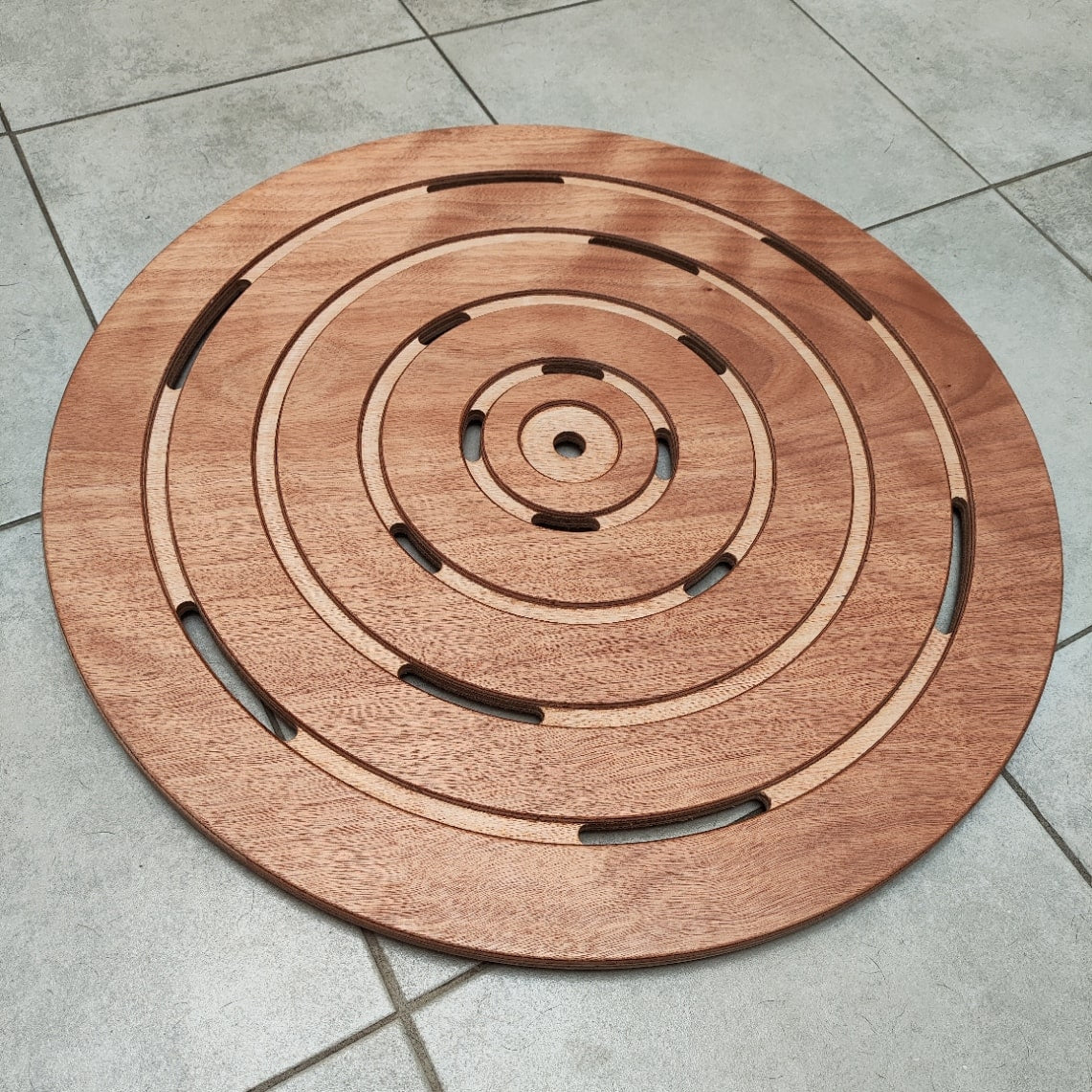 Piatto doccia rotondo in legno Okumé per esterno, diametro 59 cm, resistente e di alta qualità. Acquista ora per un design elegante e duraturo.