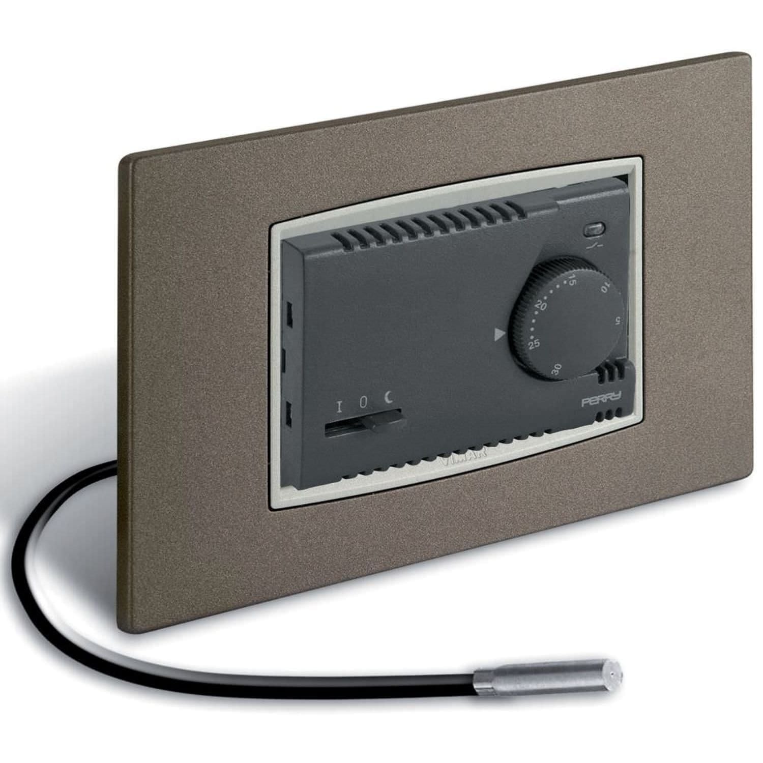 Termostato elettronico da incasso Perry con sonda a pavimento NTC, design elegante e materiali resistenti. Regolazione 0-60°C, riduzione notturna e installazione semplice. Acquista ora per un ambiente confortevole e moderno.