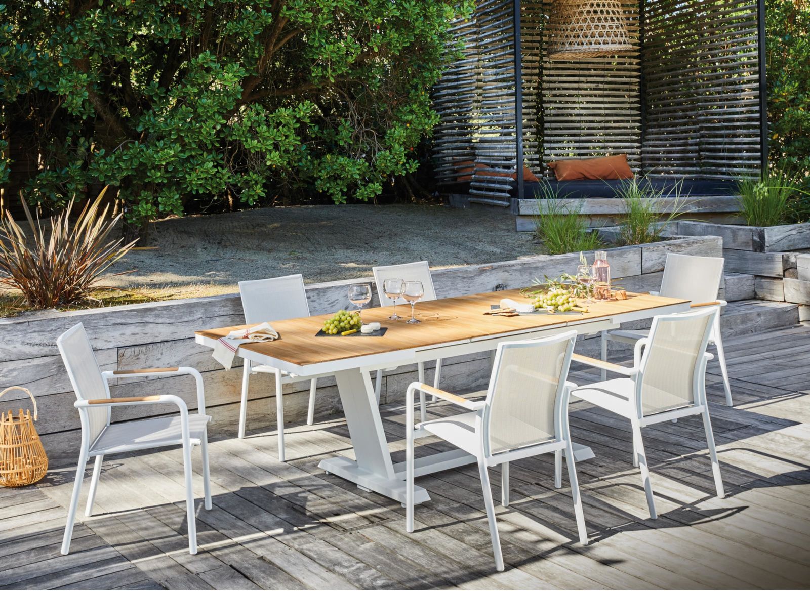 Sedia giardino Chieri bianca: design moderno, resistente e impilabile. 
