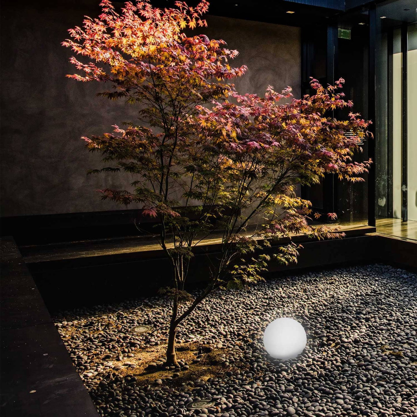 Sfera luminosa led 30 cm, design elegante e resistente, ideale per interni ed esterni.