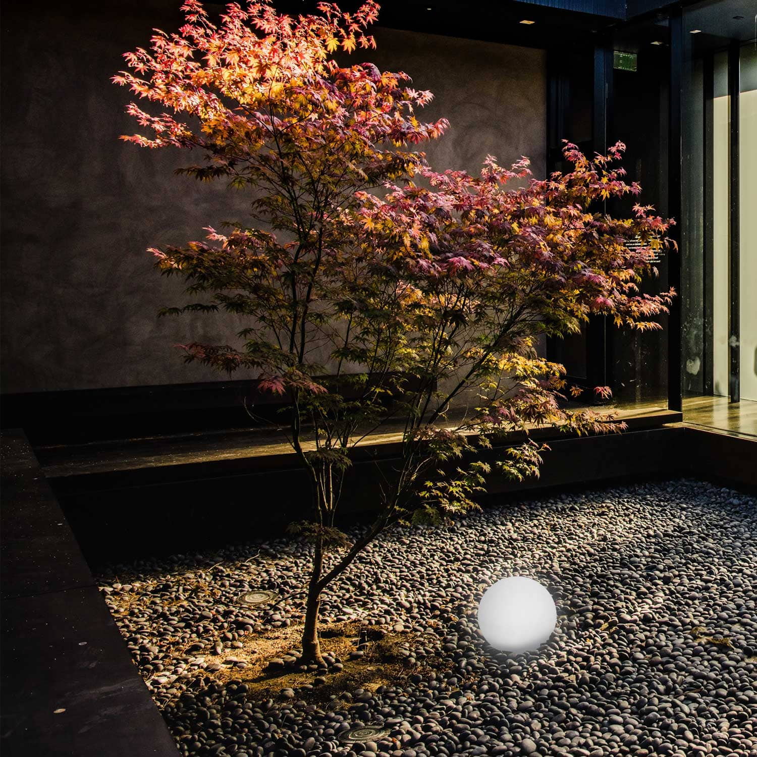 Sfera luminosa led 30 cm, design elegante e resistente, ideale per interni ed esterni.