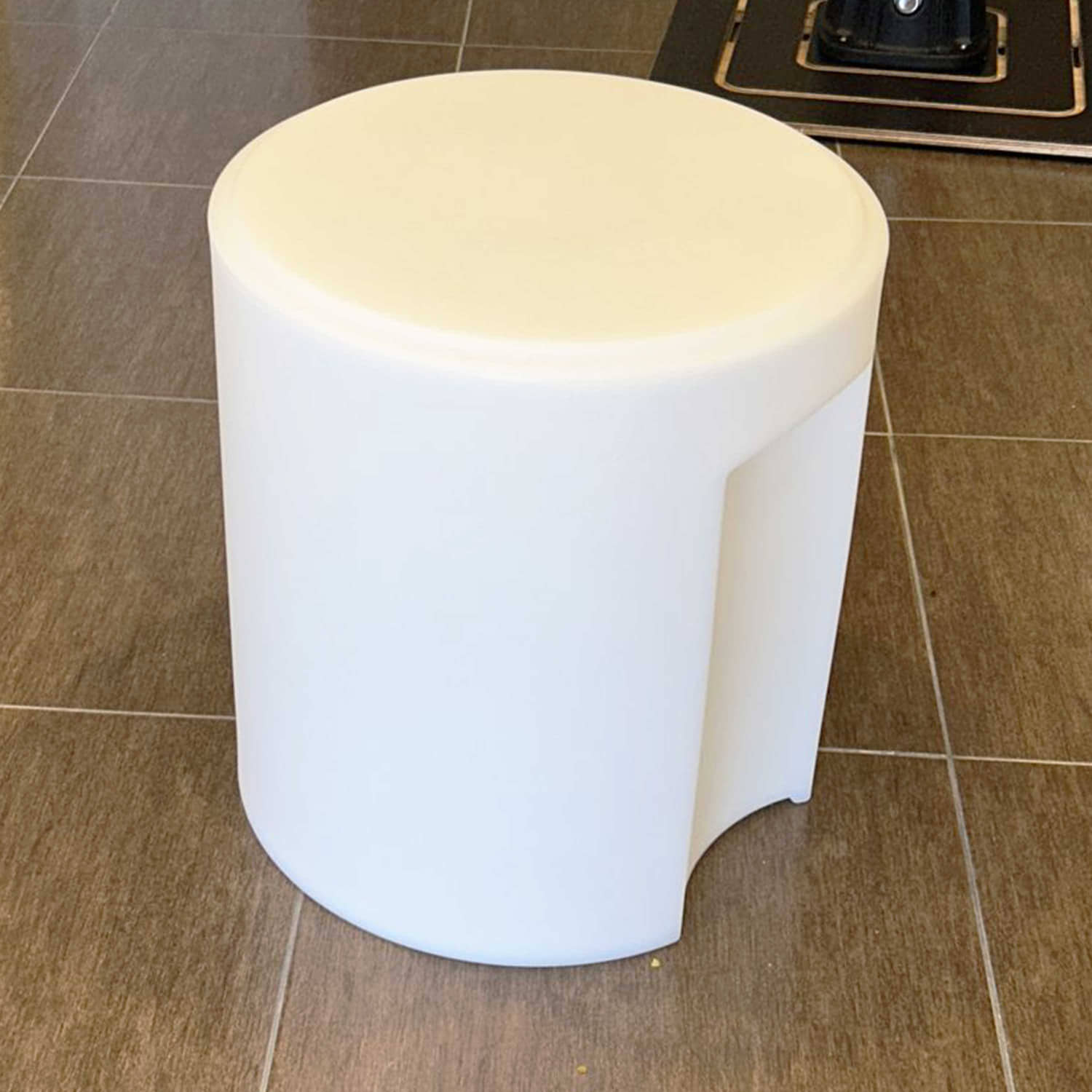 Sgabello Luminoso Kamis: Design Elegante e Funzionale