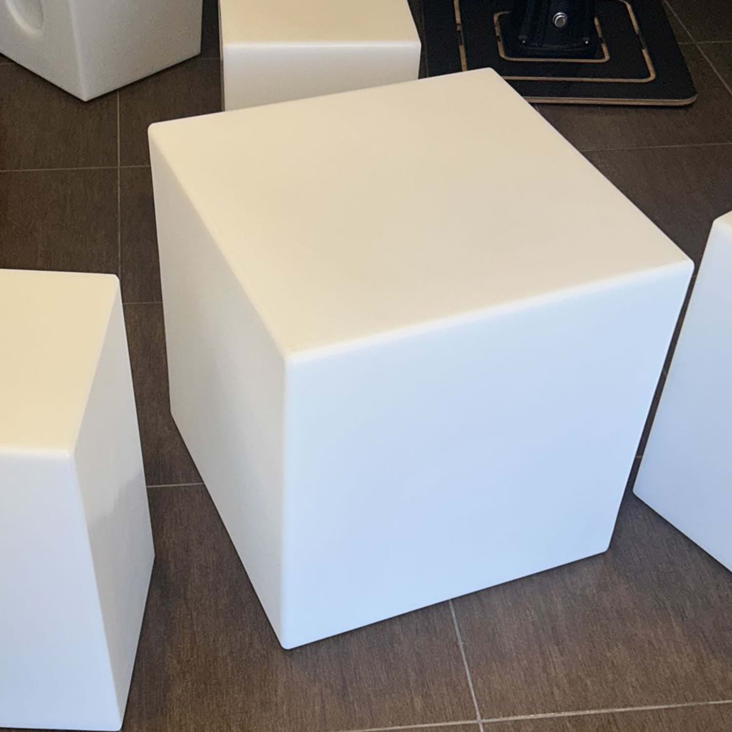 Tavolino luminoso Cuby: design moderno, qualità e funzionalità