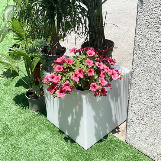 Mesa de apoio luminosa Cuby com design moderno, qualidade e funcionalidade
