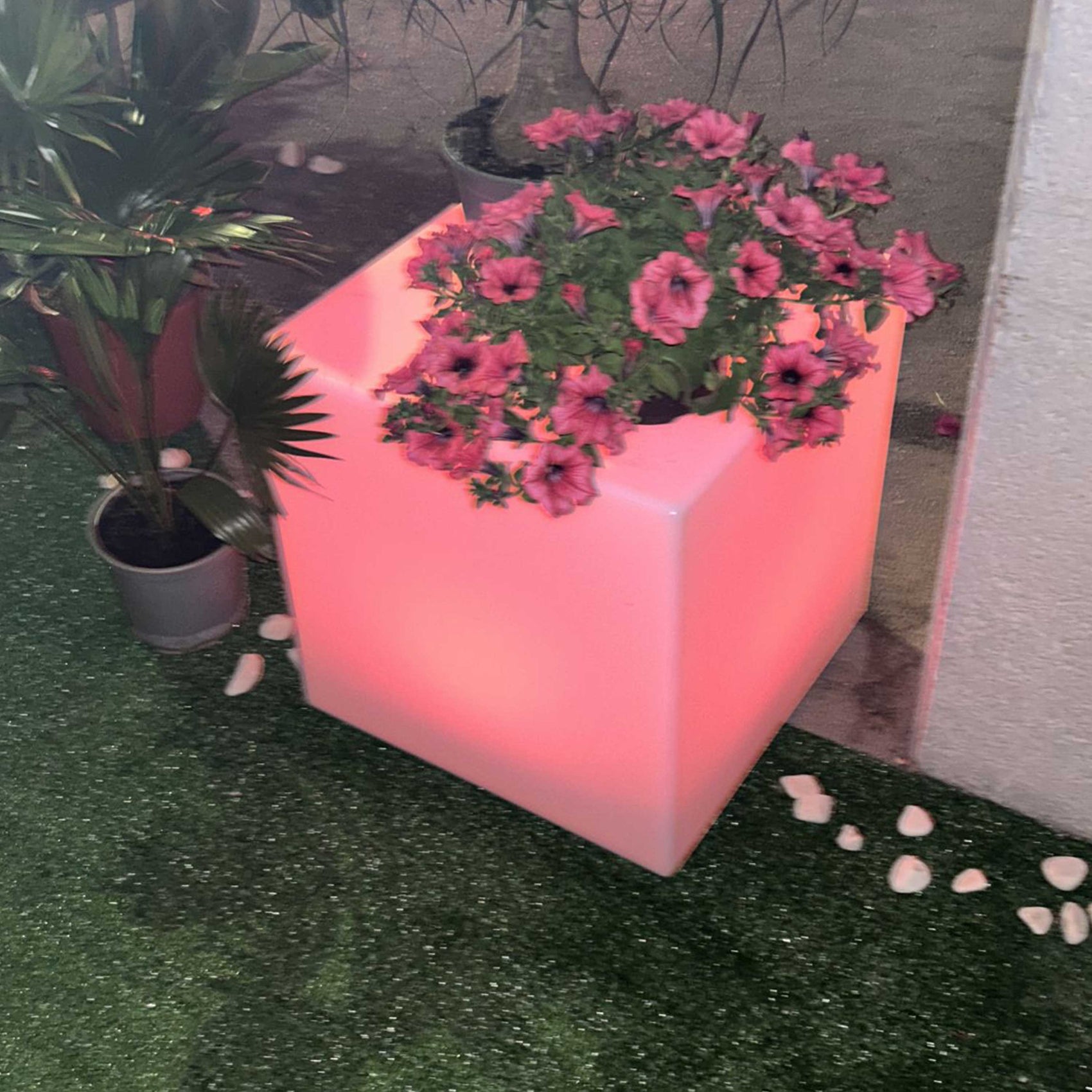 Tavolino luminoso Cuby: design moderno, qualità e funzionalità