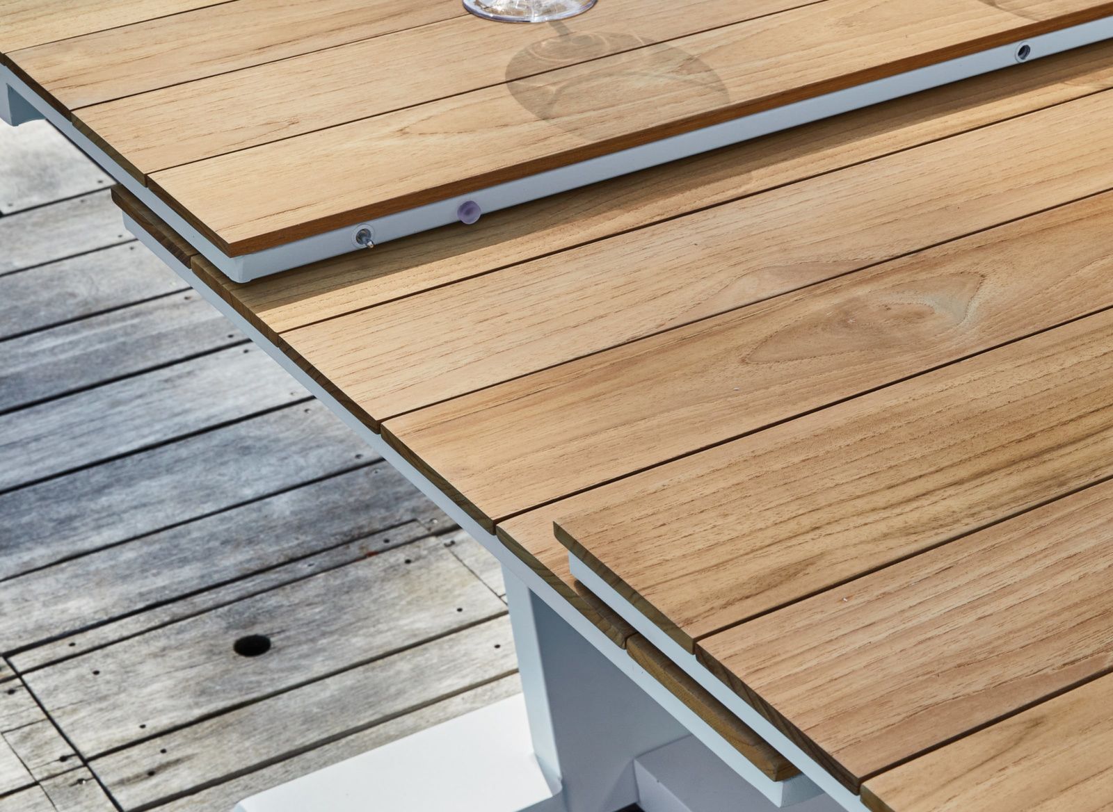 Tavolo da giardino allungabile in teak: eleganza e praticità!