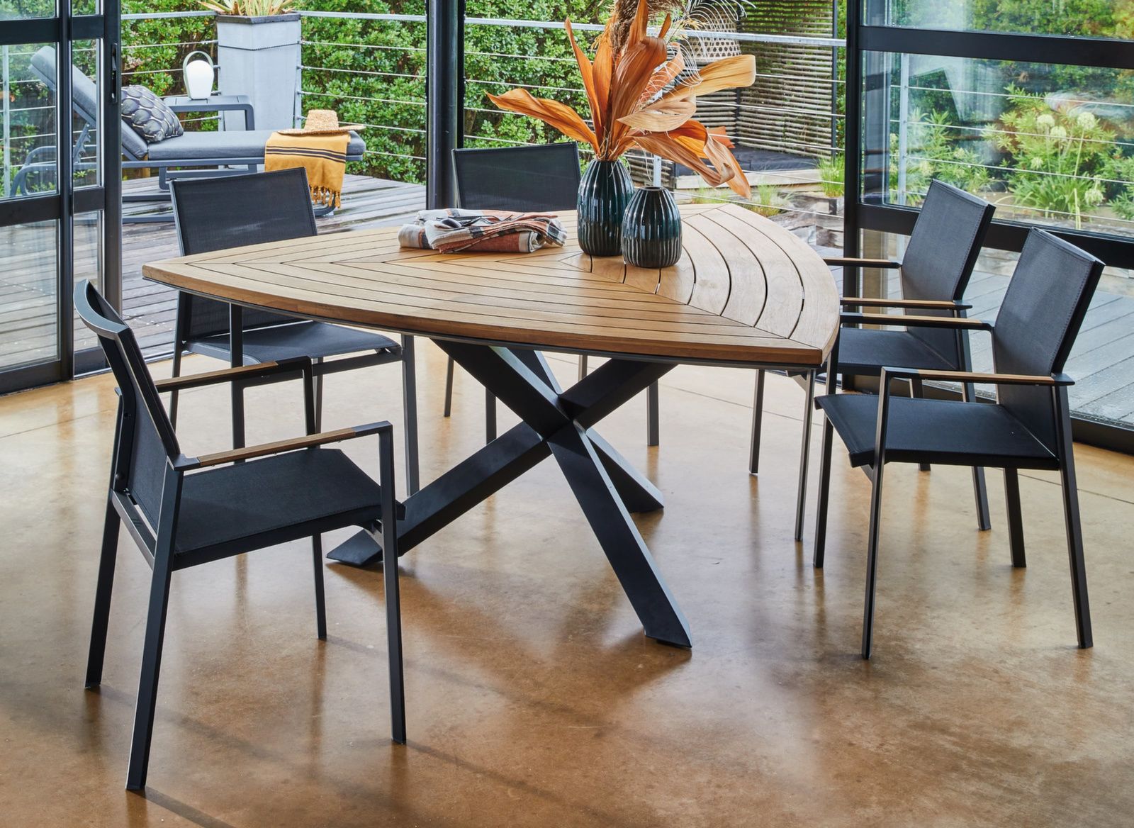 Tavolo da giardino triangolare Sined Superga in teak e alluminio, elegante e resistente, ideale per ogni spazio esterno. 