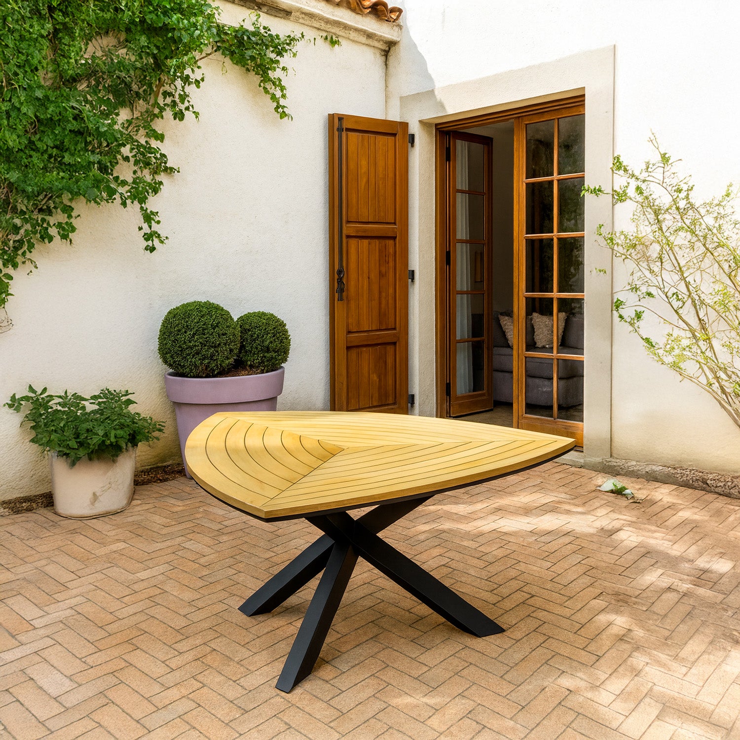 Tavolo da giardino triangolare Sined Superga in teak e alluminio elegante e resistente ideale per ogni spazio esterno