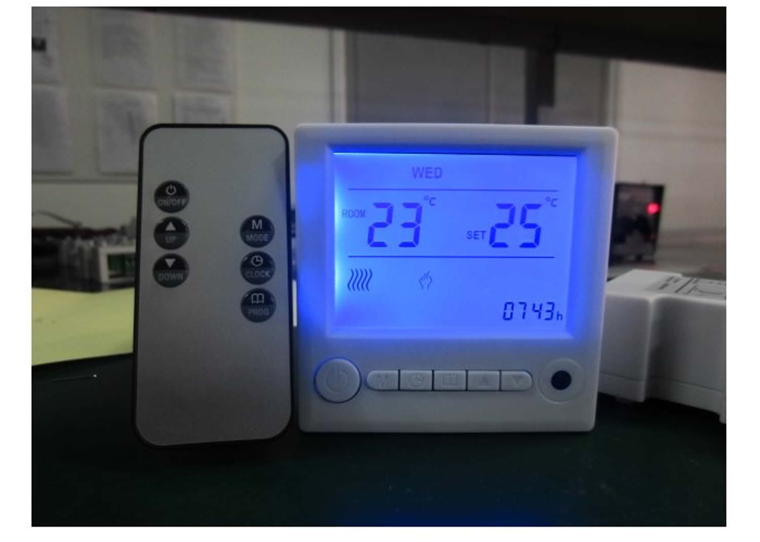 Cronotermostato con telecomando per riscaldatori infrarossi: eleganza, precisione e risparmio energetico.